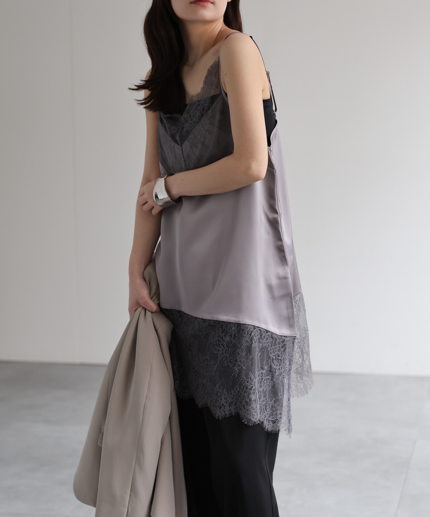 model：156cm 着用サイズ：FREE
※裾がアシンメトリーデザインです。
