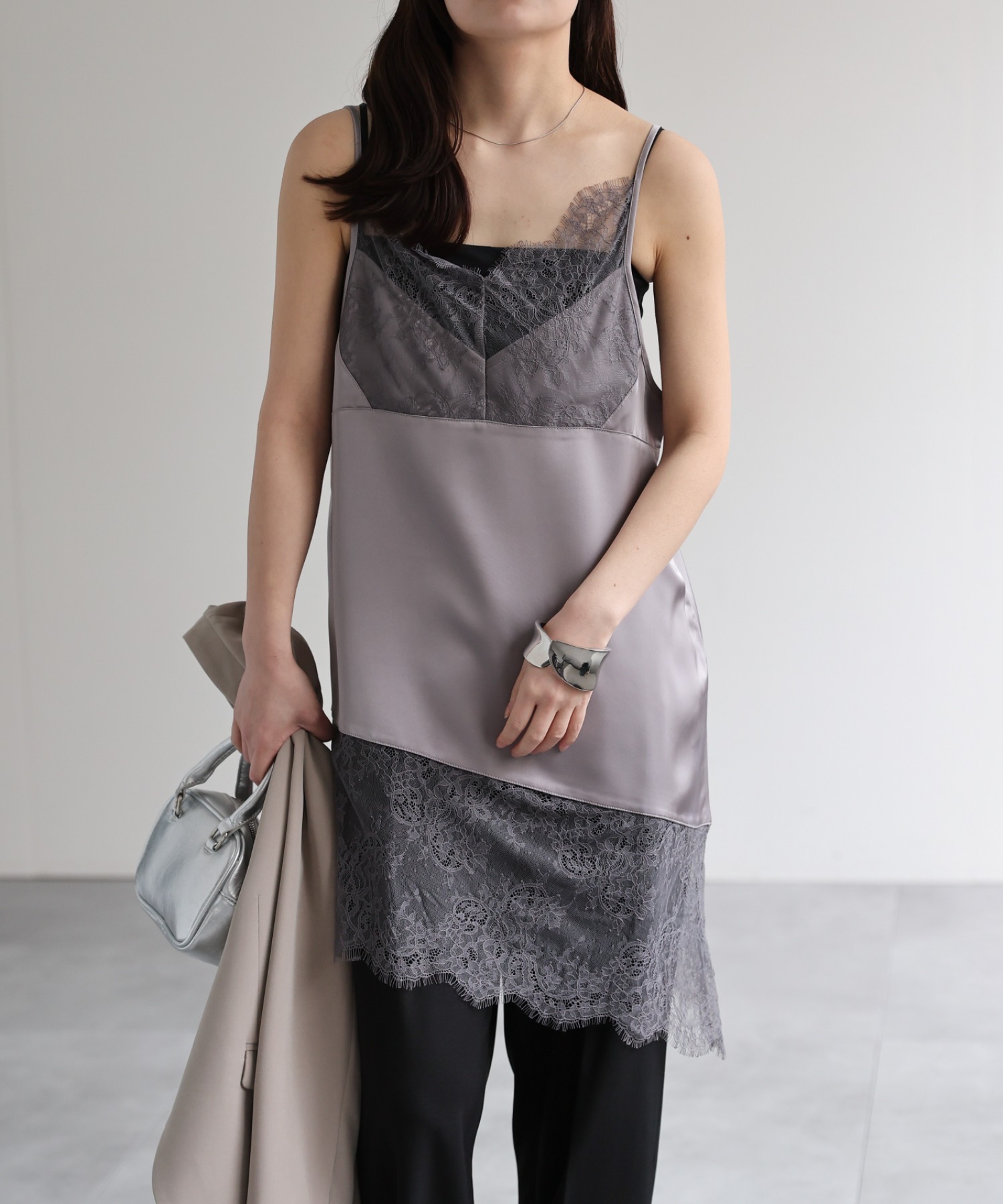model：156cm 着用サイズ：FREE
※裾がアシンメトリーデザインです。