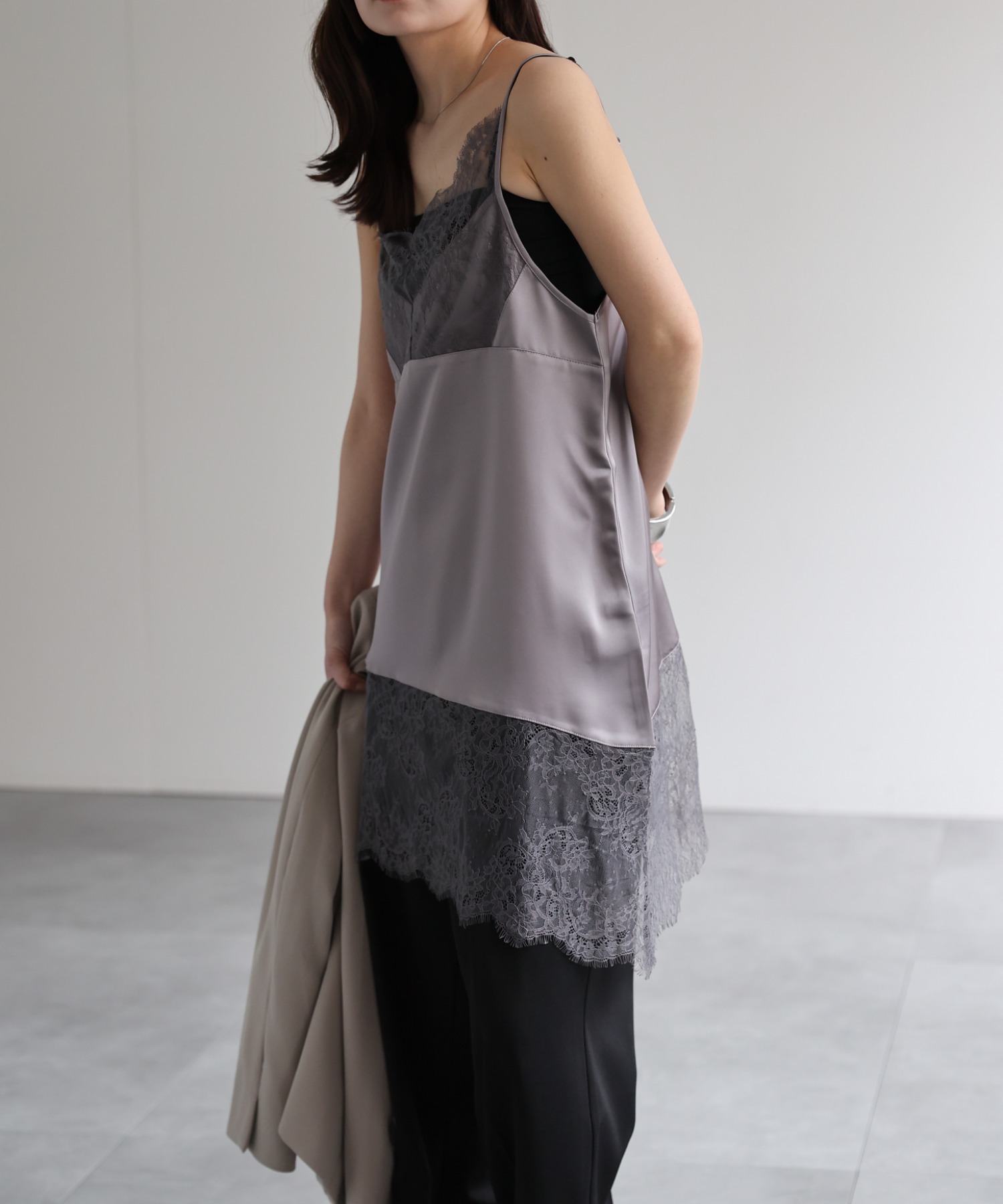 model：156cm 着用サイズ：FREE
※裾がアシンメトリーデザインです。