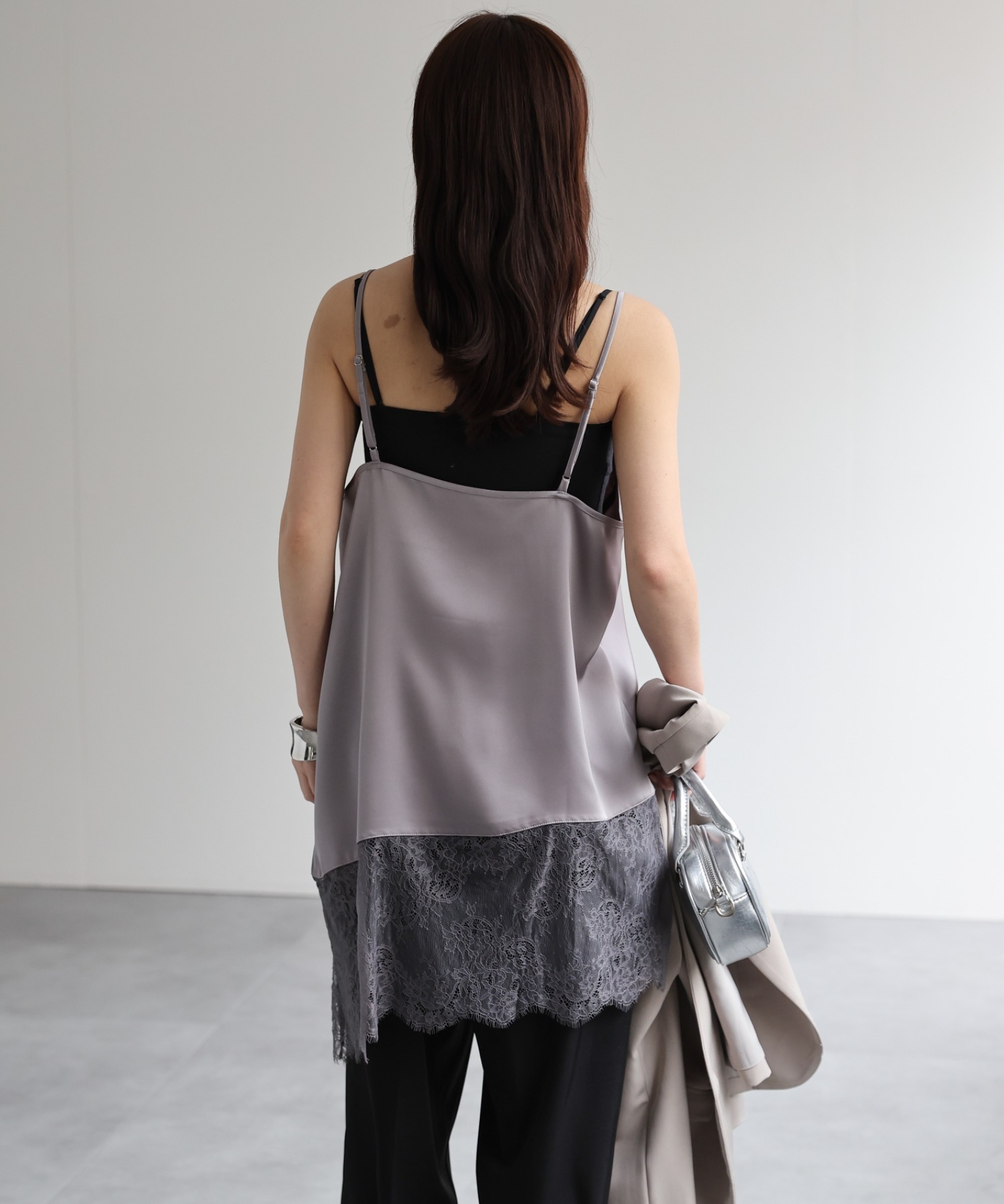 model：156cm 着用サイズ：FREE
※裾がアシンメトリーデザインです。
