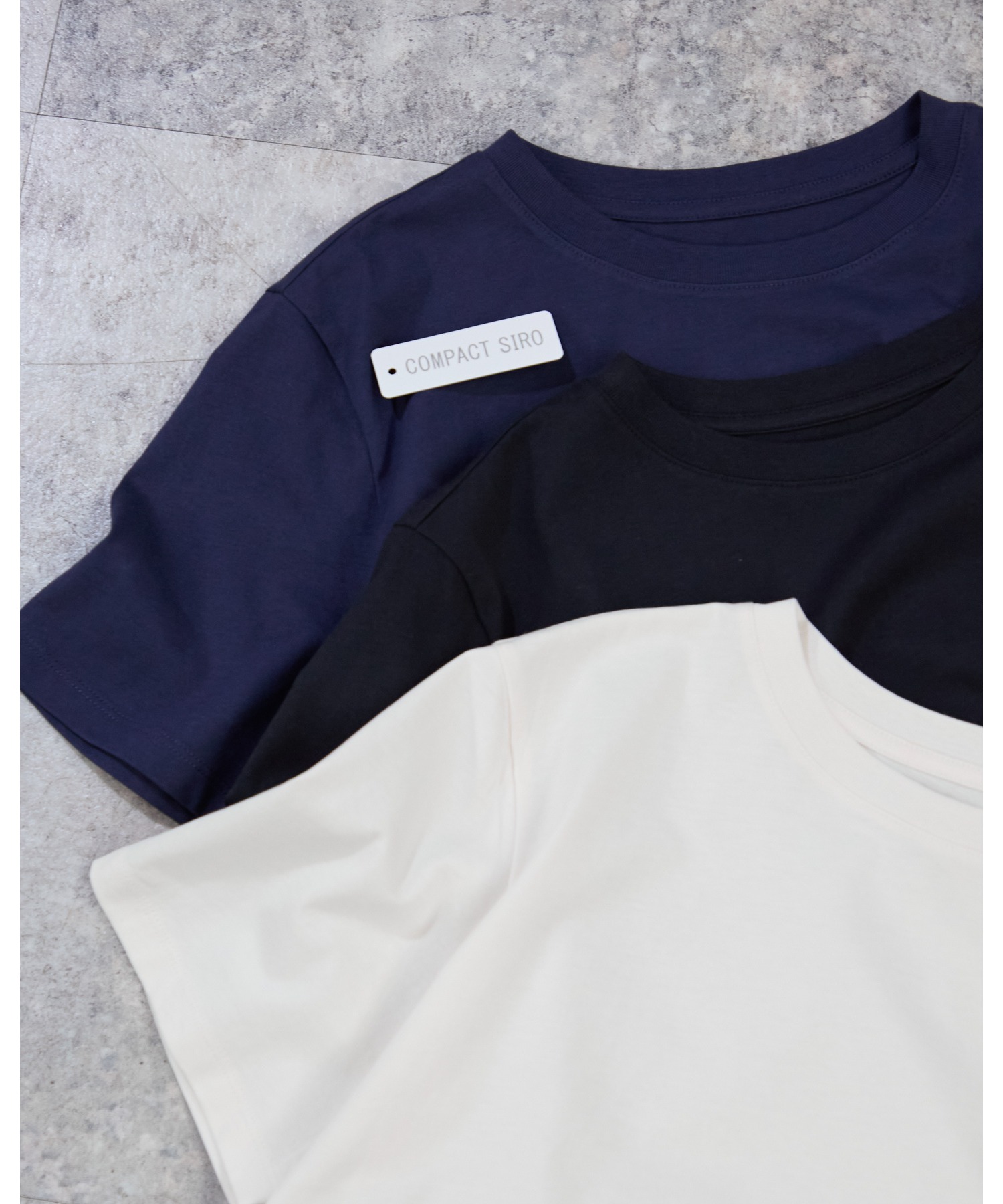 精紡機で2本の短繊維粗糸を組み合わせて紡績した糸を用いて作られたTシャツです。