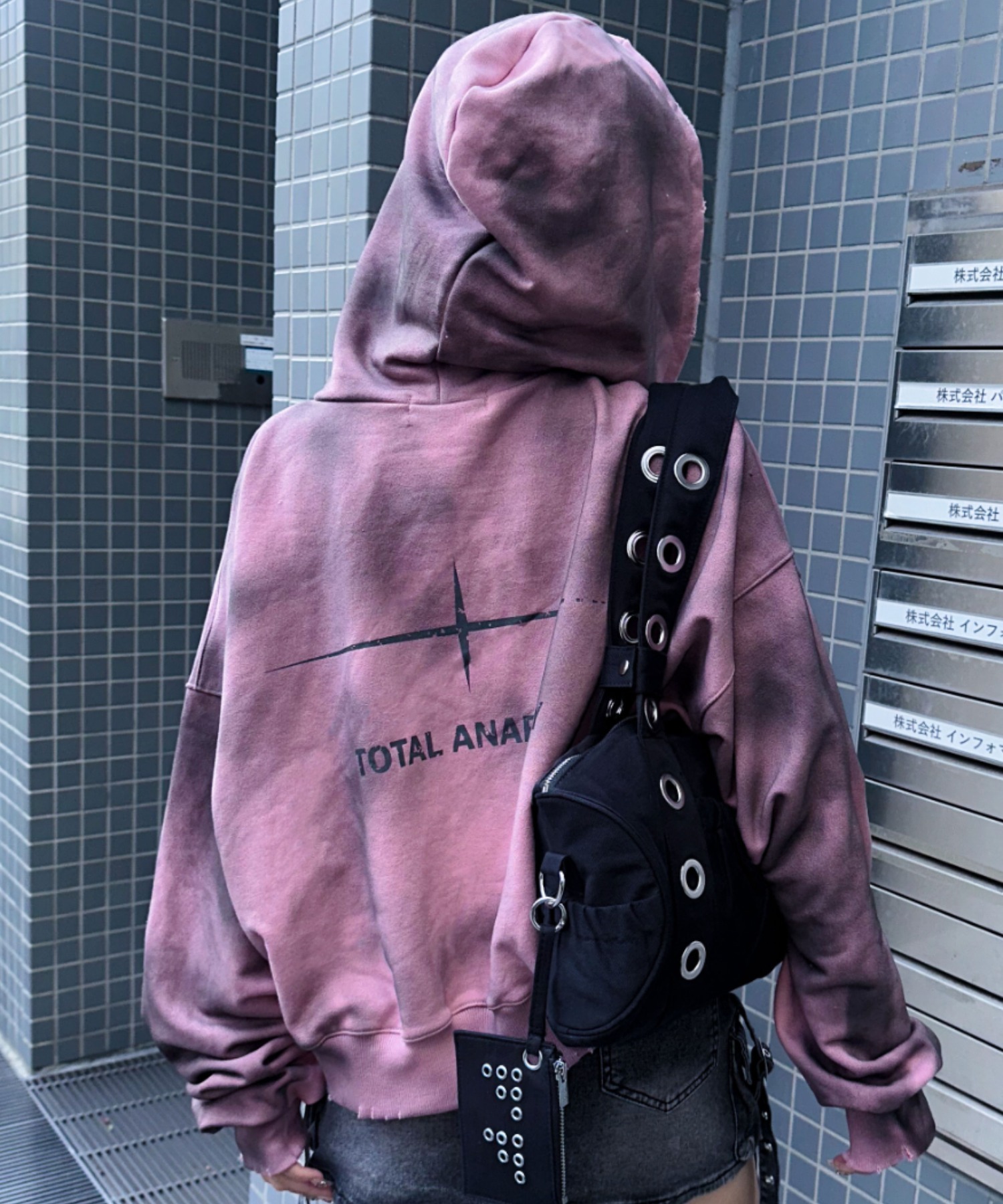 か TOTAL ANARCHY クロップドパーカー ピンク A'GEM/9 × .kom 『ARULE/アルール』TOTAL ANARCHY Cropped Zip Hoodie
