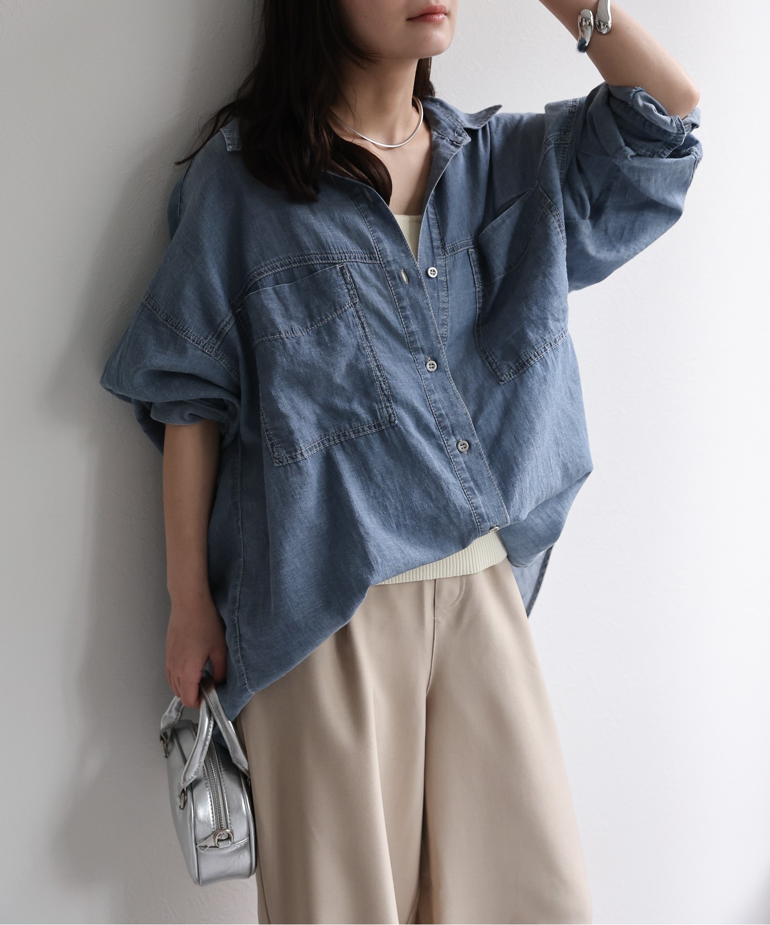 model：156cm 着用サイズ：FREE
※裾を内側に折り込んだような“イン風スタイル”に