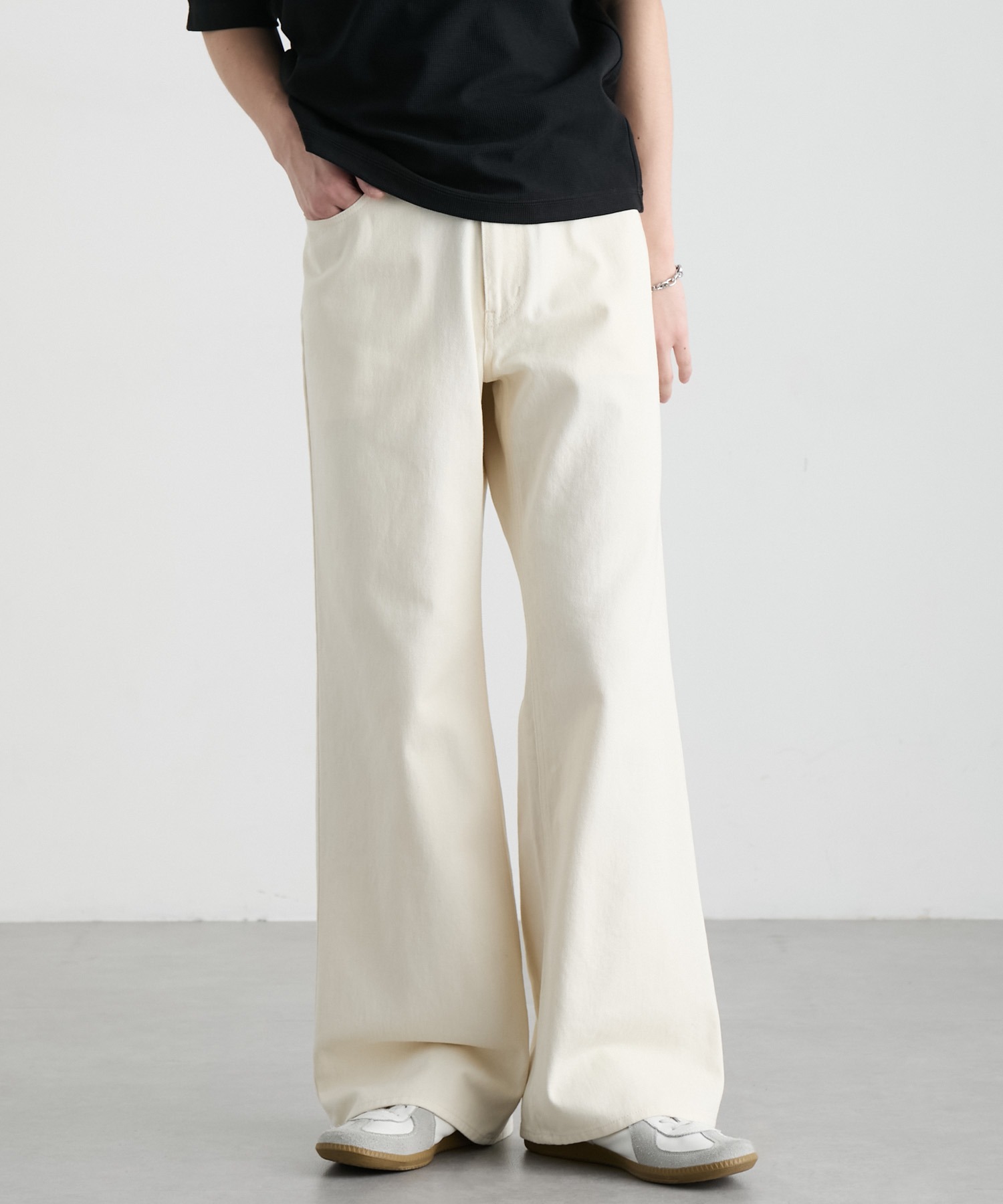 GUAPI VALABASAS R3bêl フレアデニムパンツ ホワイト ヴィンテージ加工 セミワイドフレア デニムパンツ＜ウォッシャブル/速