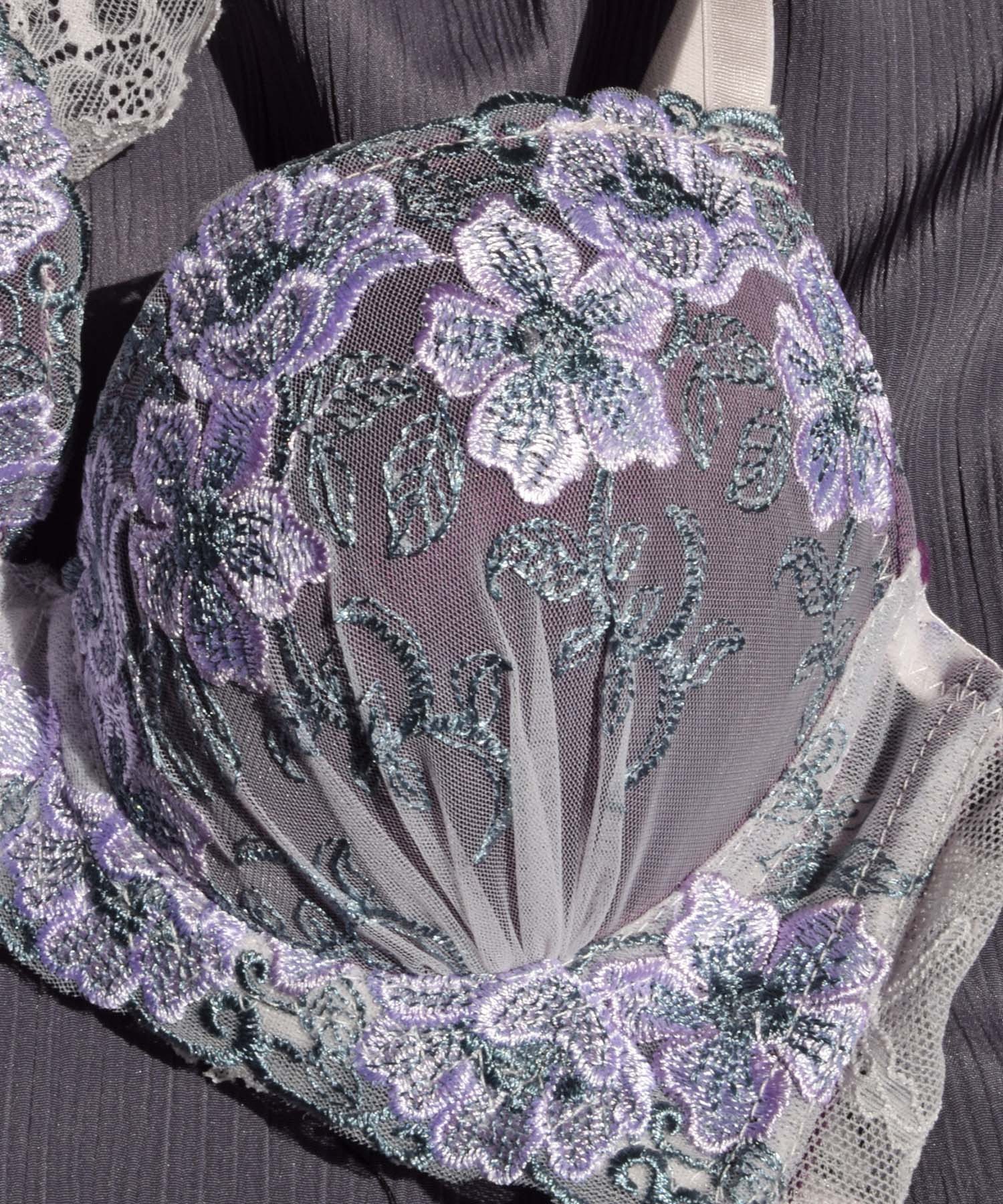 花柄のパープル刺繍が上品な印象へ♪