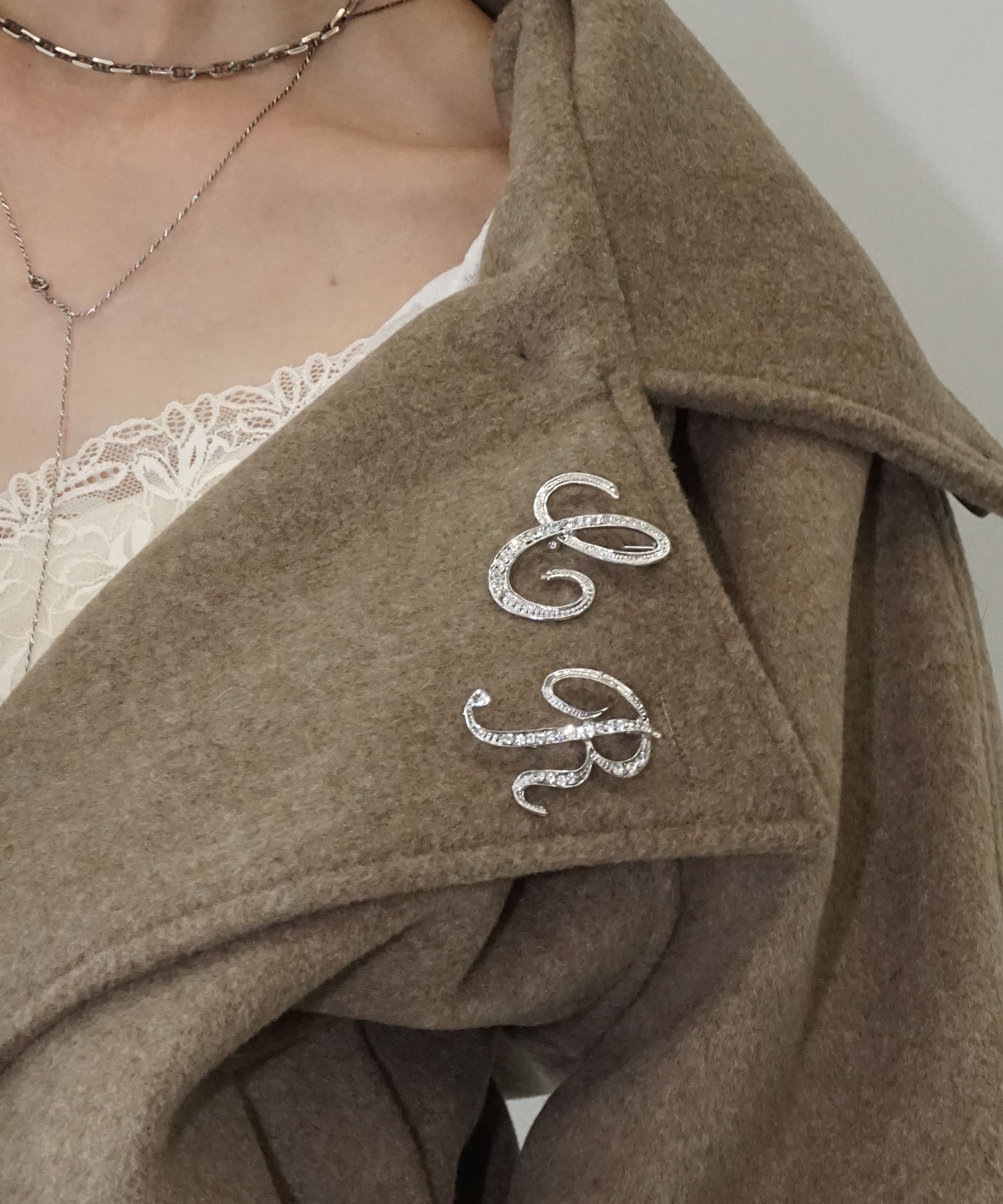 イニシャルブローチ cha25a016-ファッション通販サイト-chuclla,FANO