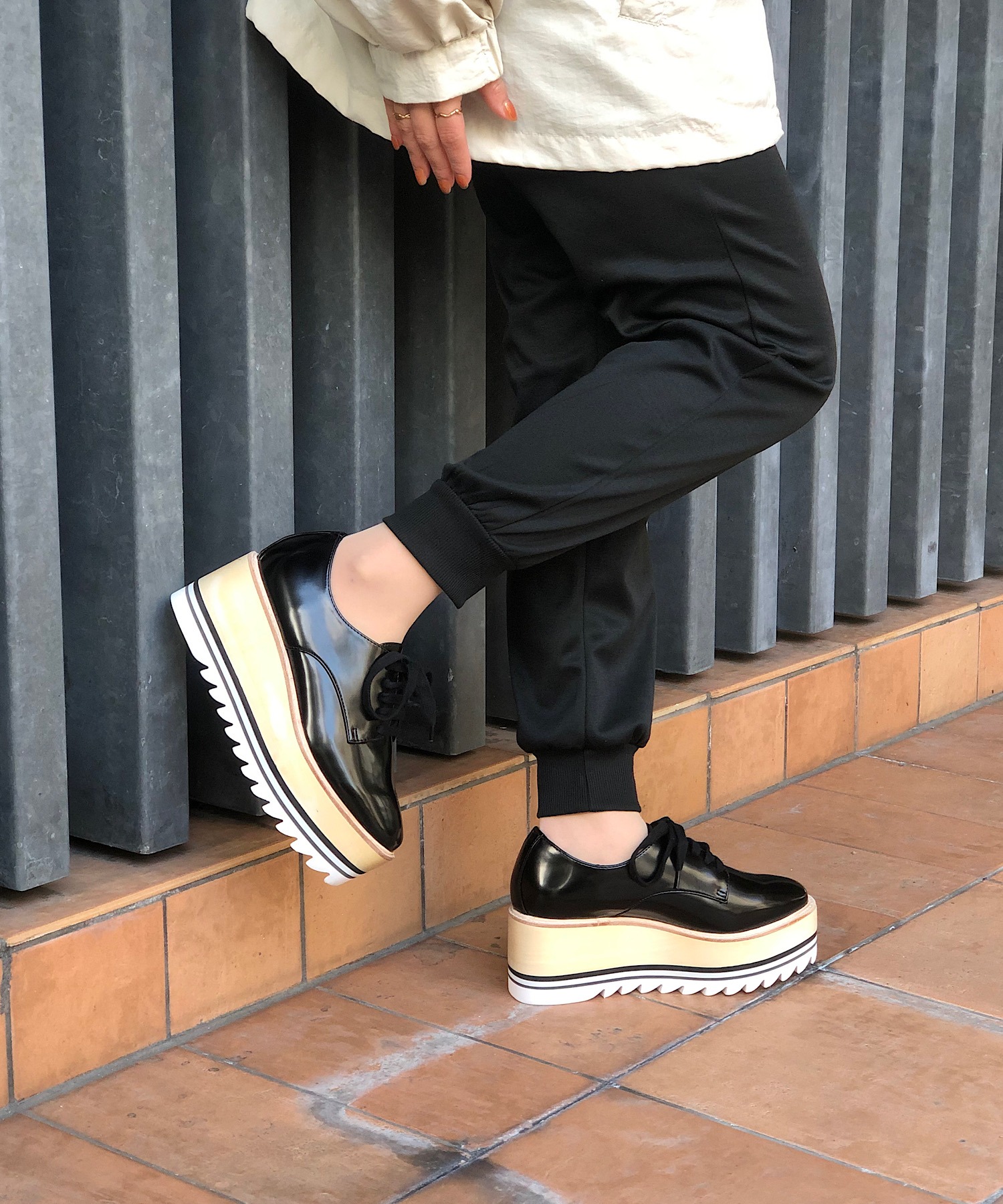 美品【ヒルズアベニュー】リアルレザー　厚底シューズ シャークソール　リボン シャークソール厚底レースアップシューズ Jeffrey Campbell│Jeffrey