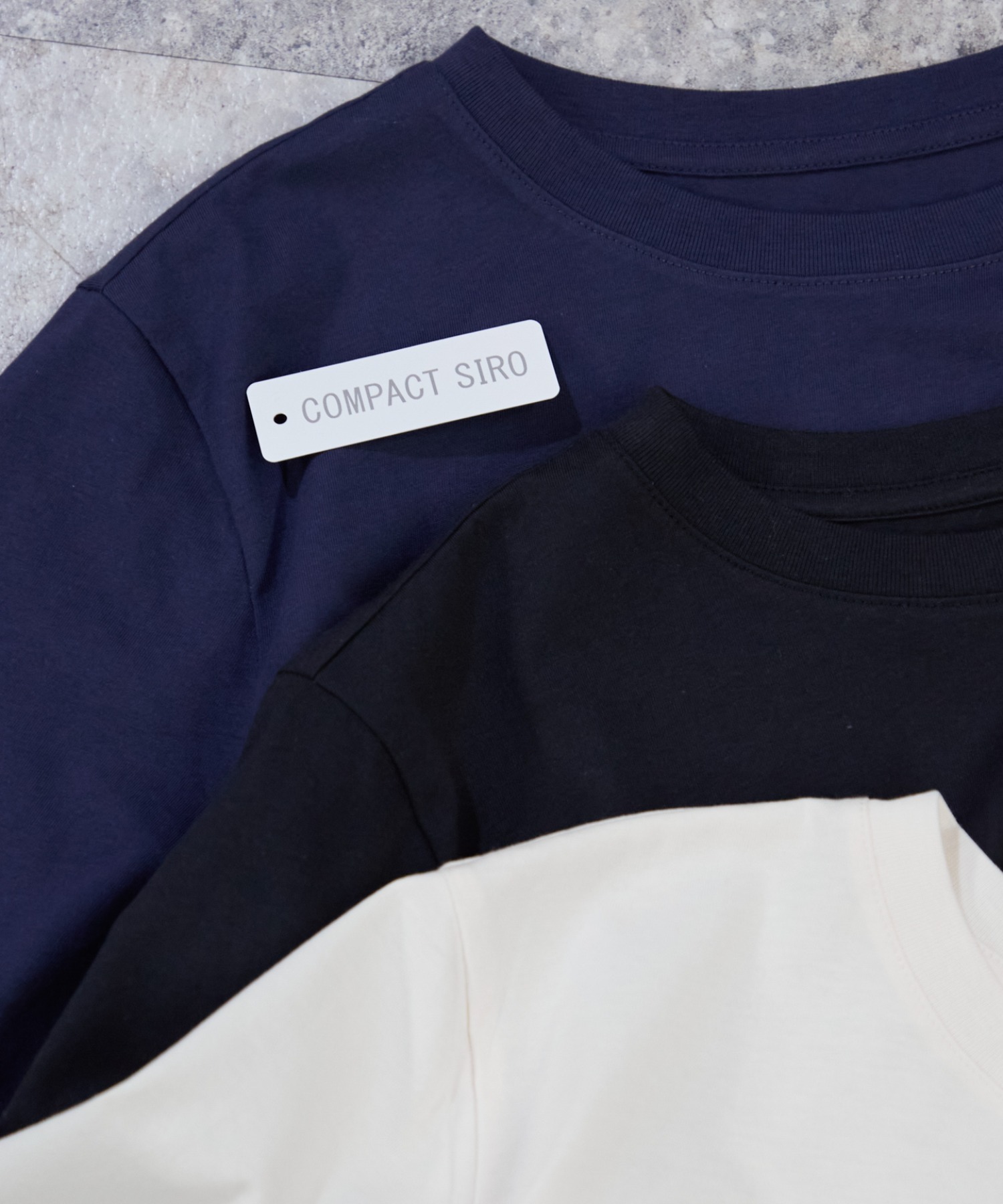 精紡機で2本の短繊維粗糸を組み合わせて紡績した糸を用いて作られたTシャツです