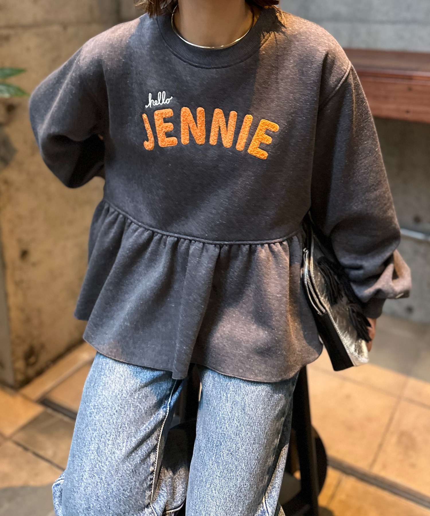 チャコールグレー　※左袖ハート刺繍5c上になります。
model:154cm 着用サイズ:FREE
