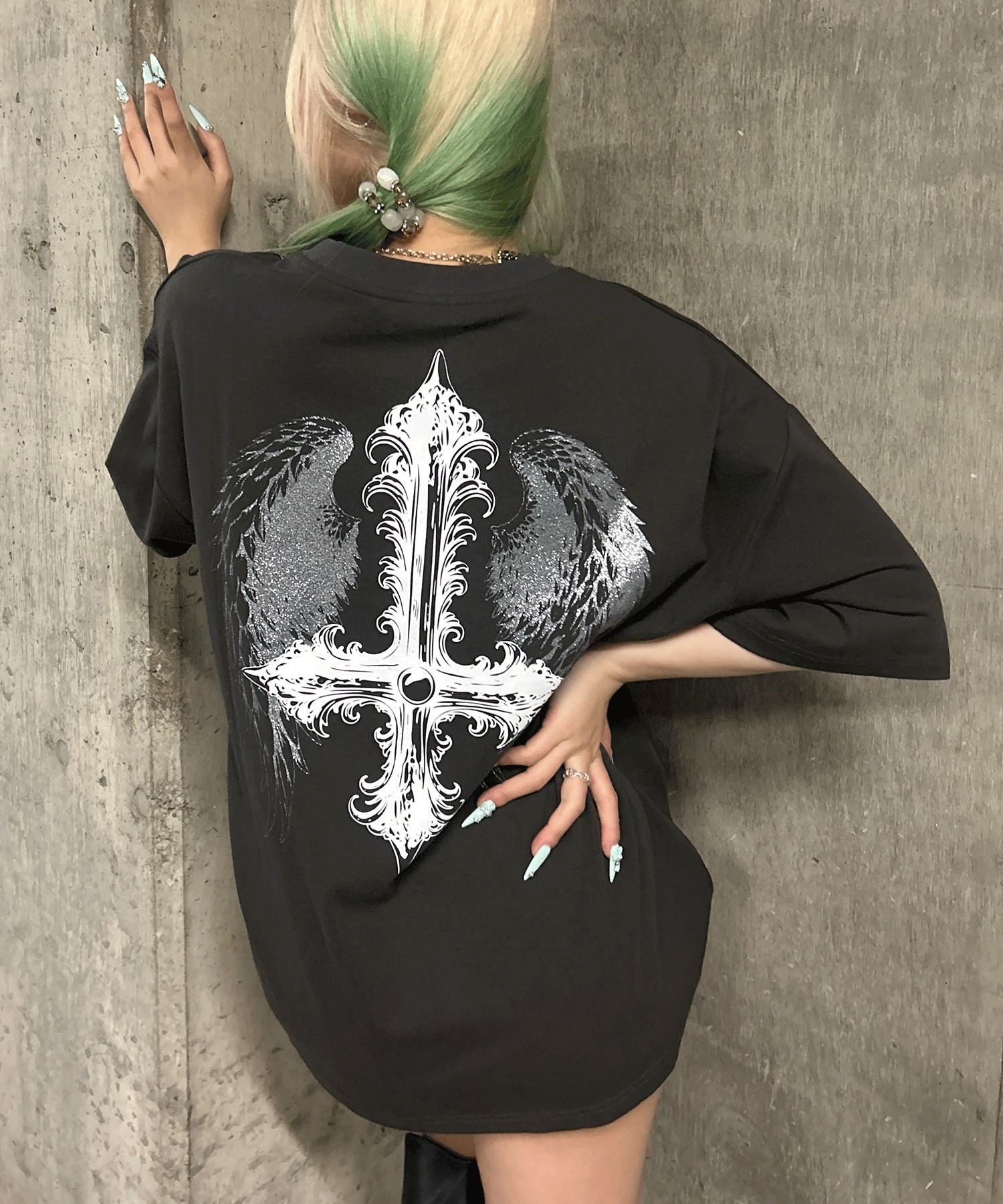 A'GEM/9 × .kom 『A'GEM/9/エージェムナイン』 フェザー×クロスTシャツ