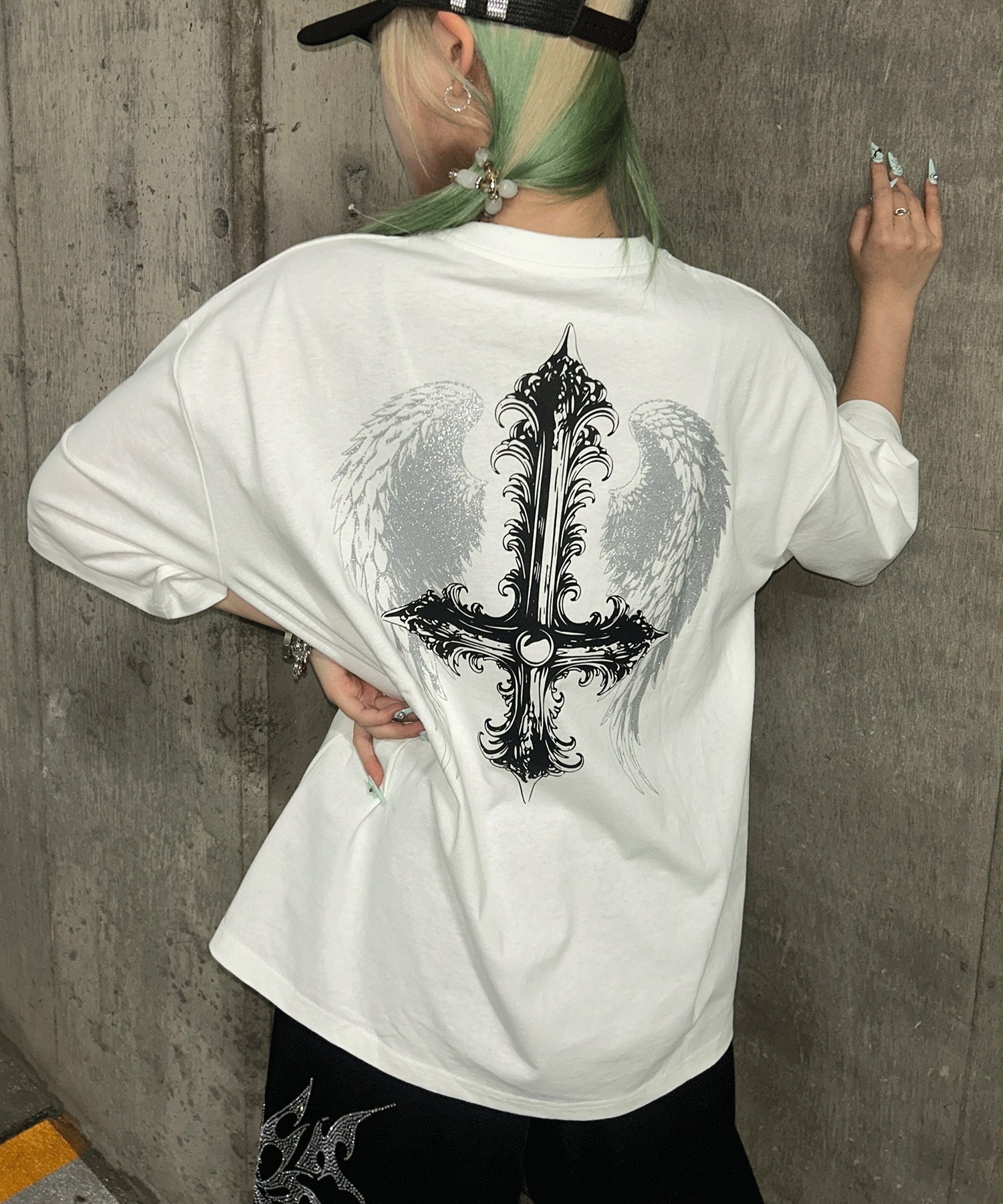 A'GEM/9 × .kom 『A'GEM/9/エージェムナイン』 フェザー×クロスTシャツ