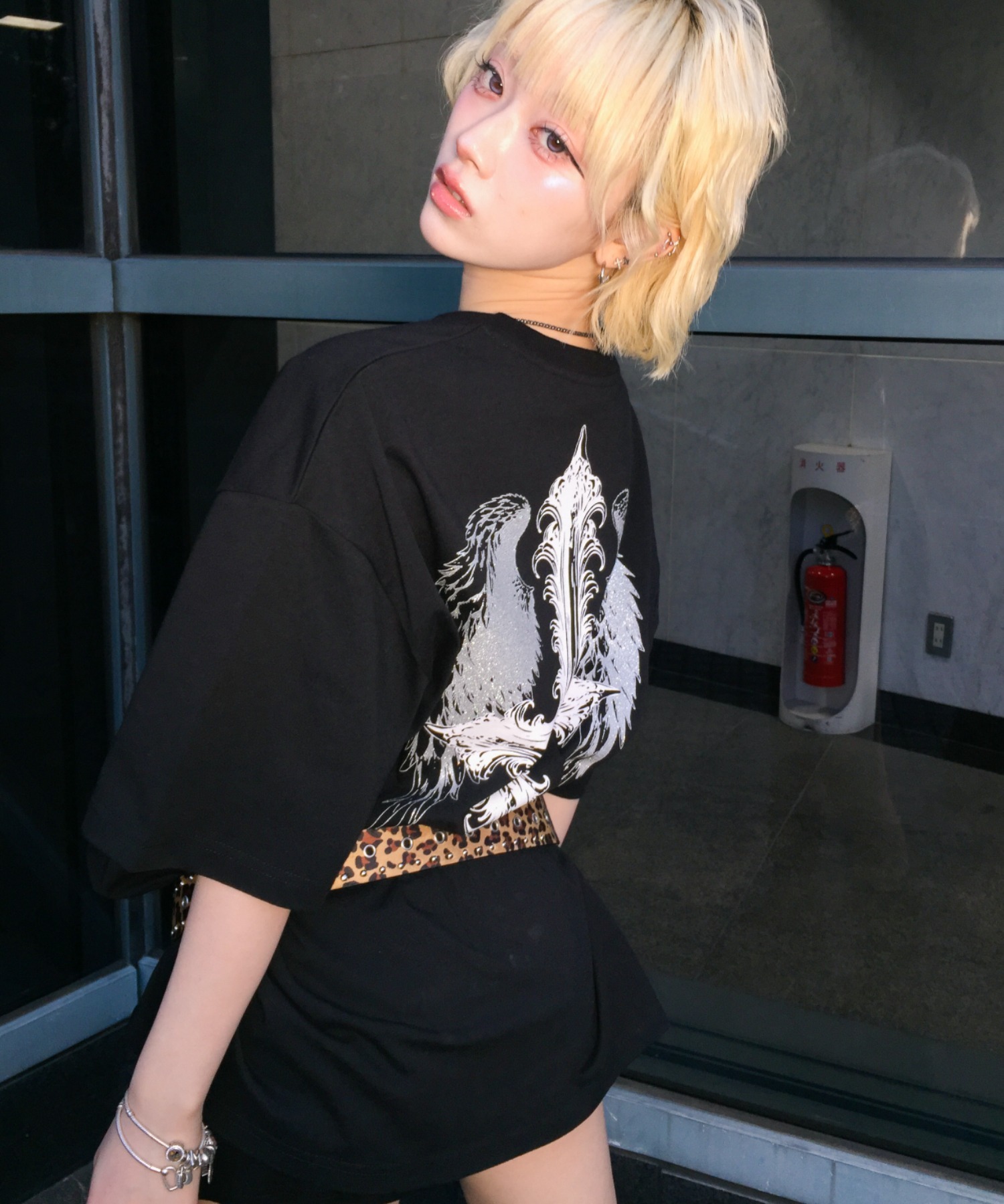 A'GEM/9 × .kom 『A'GEM/9/エージェムナイン』 フェザー×クロスTシャツ