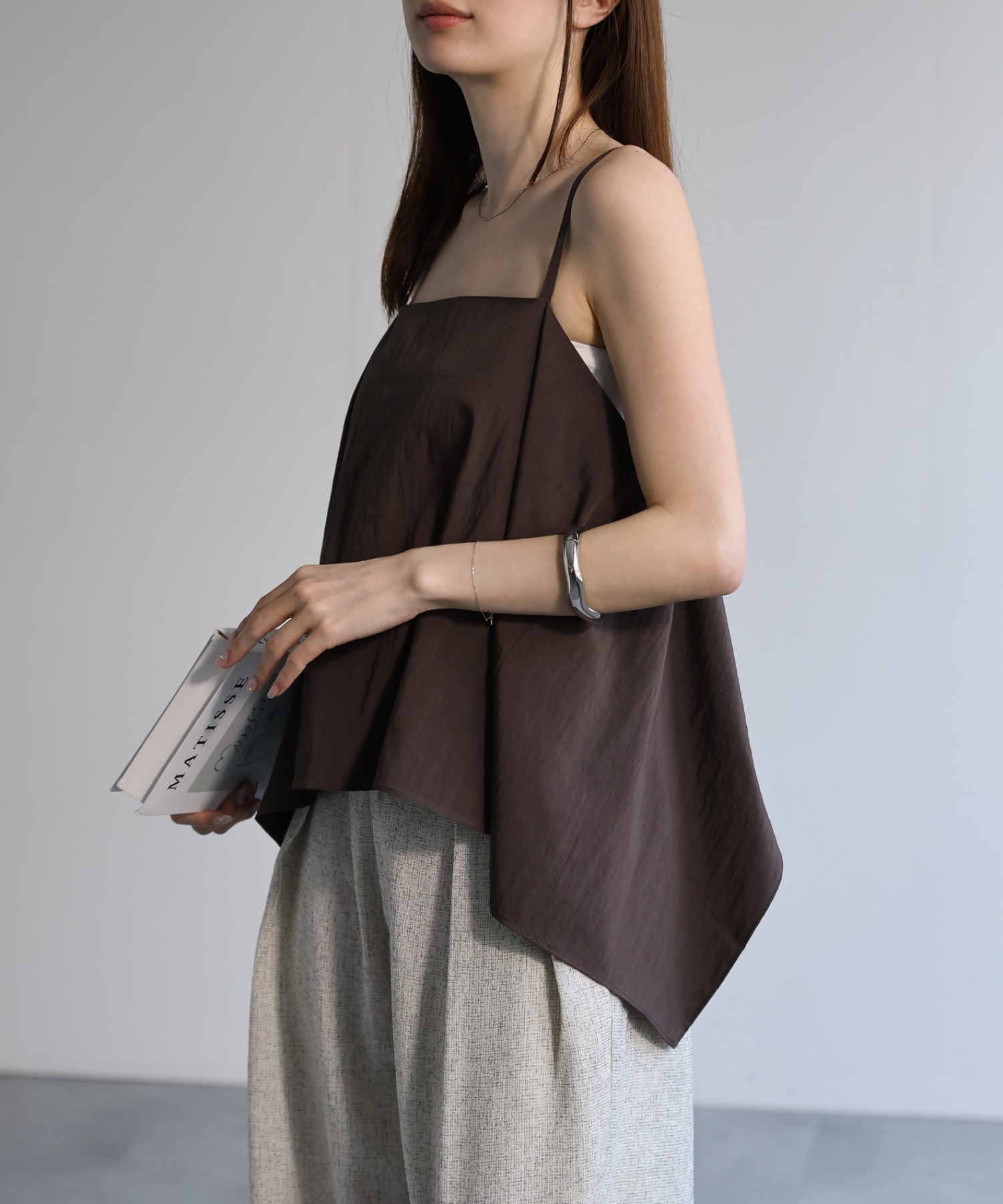 【前面ストレートタイプでの着用イメージ】
model：162cm 着用サイズ：F