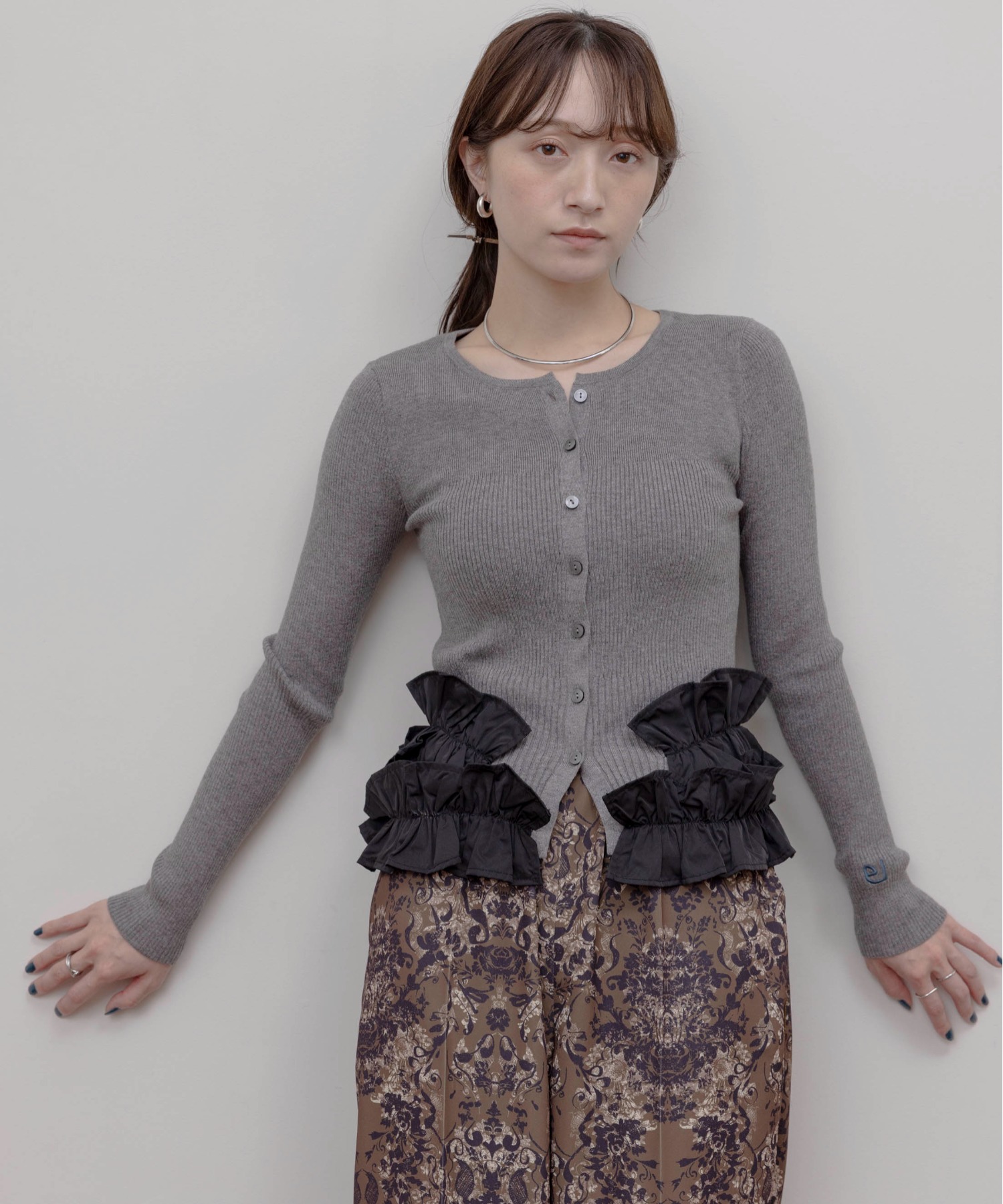 ギャザーフリルヘムリブニットカーデ Eimee Law│Eimee Law & LHELBIE