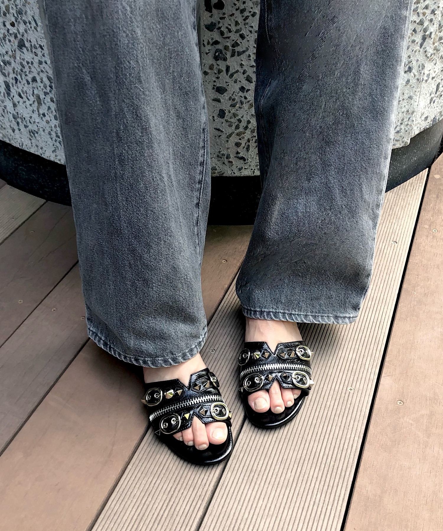【 】新作Kendellフラットサンダル Jeffrey Campbell サンダル スタッズフラットサンダル