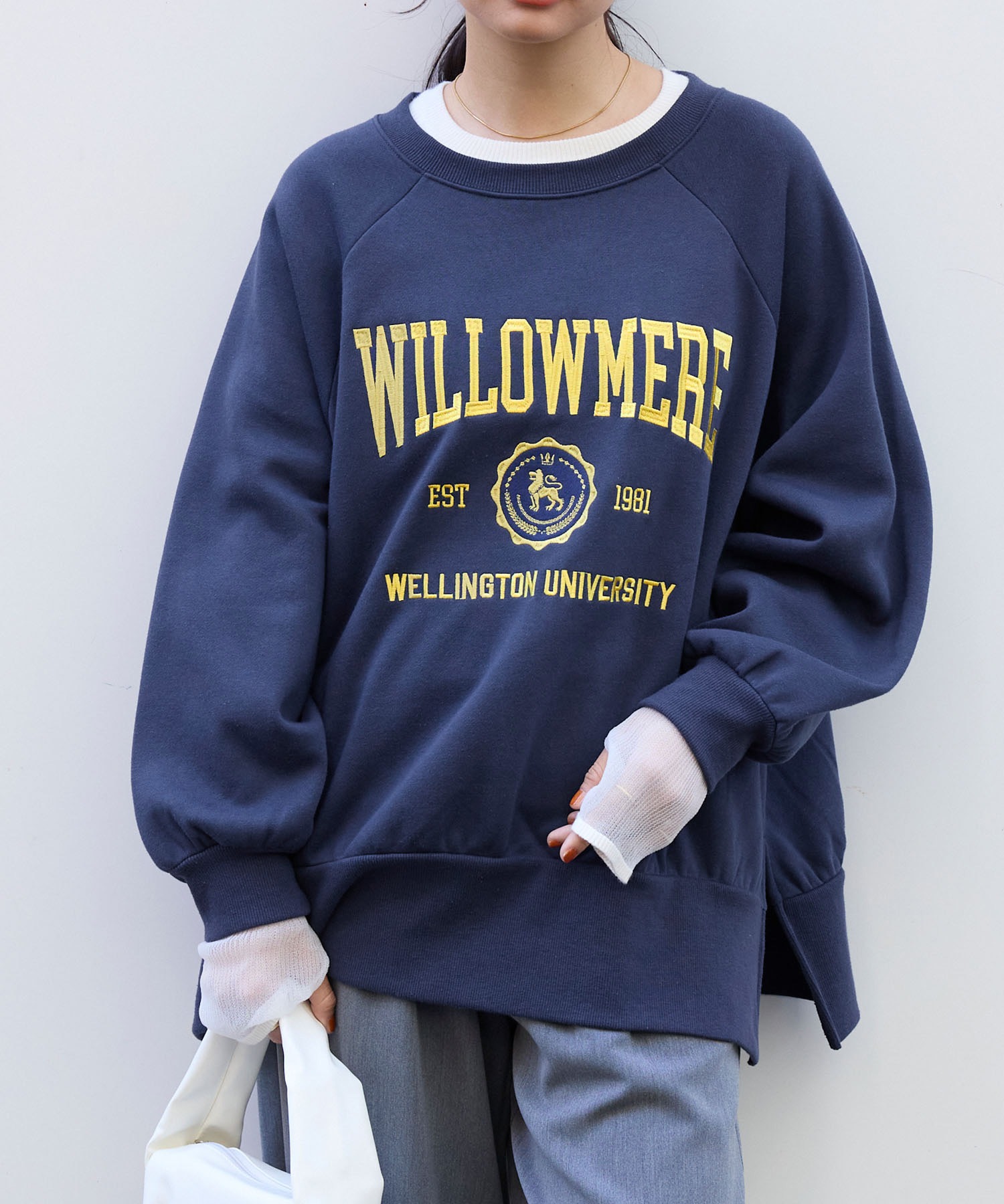 もっさり カレッジロゴ刺繍サイドスリット裏起毛オーバーサイズスウェット