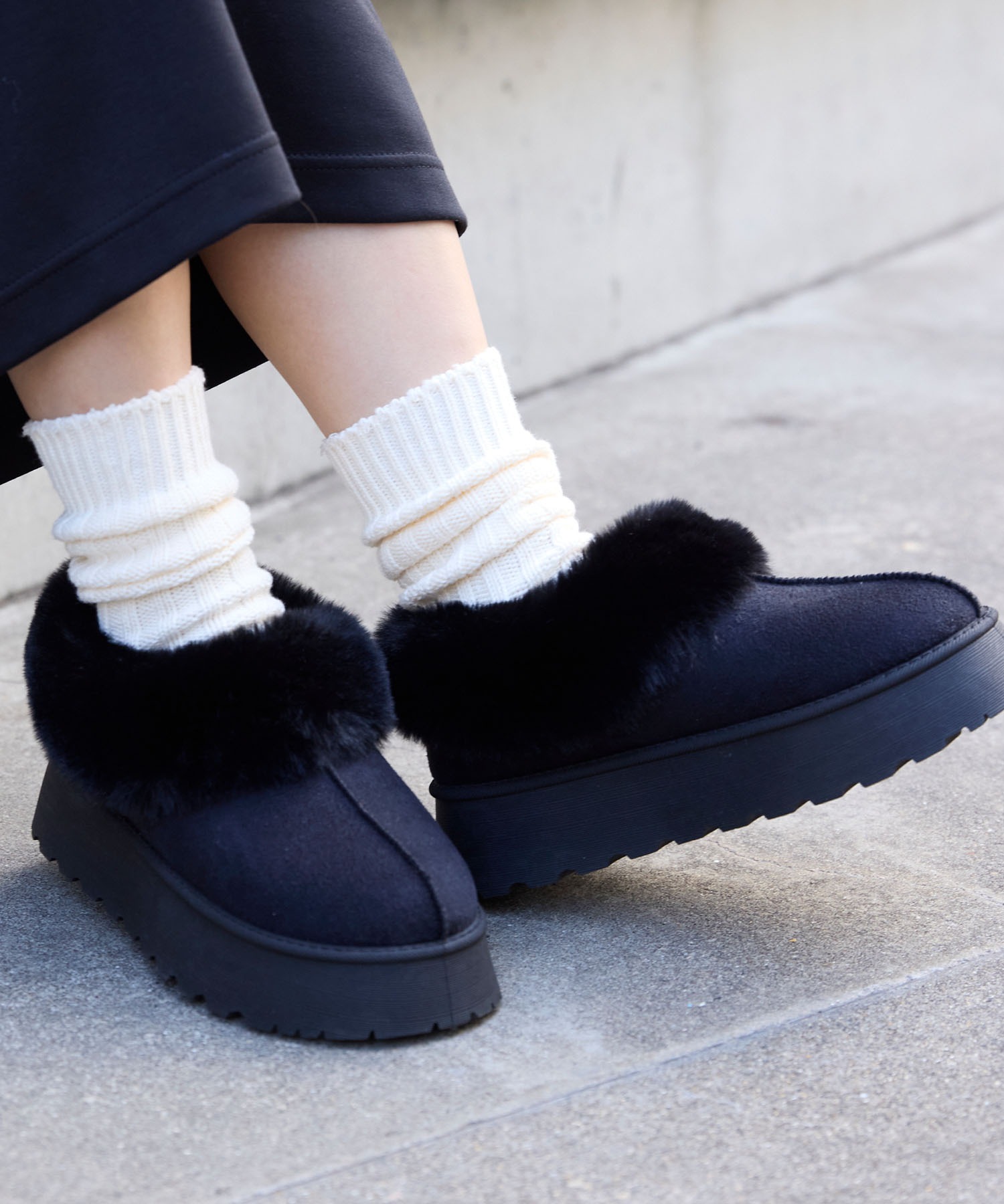 ほぼ新品 マノロブラニク ムートンショートブーツ 36 ブラック TOMOSA ほぼ新品 マノロブラニク ムートンショートブーツ 36 ブラック TOMOSA