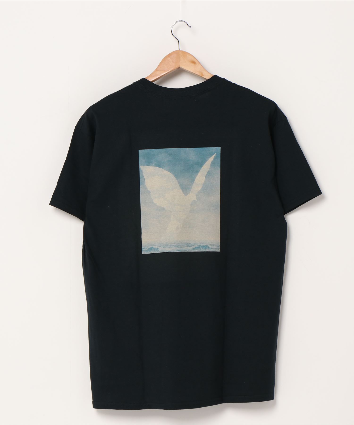 Rene Magritte ルネ マグリット Art バックプリント 半袖カットソー アート グラフィック 絵画 ビッグシルエット Tシャツ 大家族 The Big Family The Barefoot Salle De Bal The Barefoot Online サルデバル ザベアフット オンライン