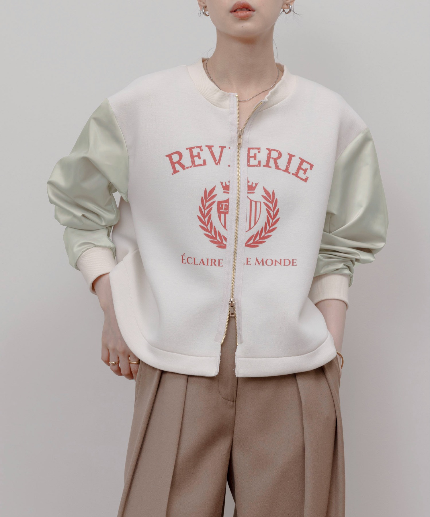 新品　今季新作　エイミーロウ　カレッジロゴ カーデ ブルゾン　アイボリー カレッジロゴ カーデ ブルゾン Eimee Law│Eimee Law & LHELBIE 公式