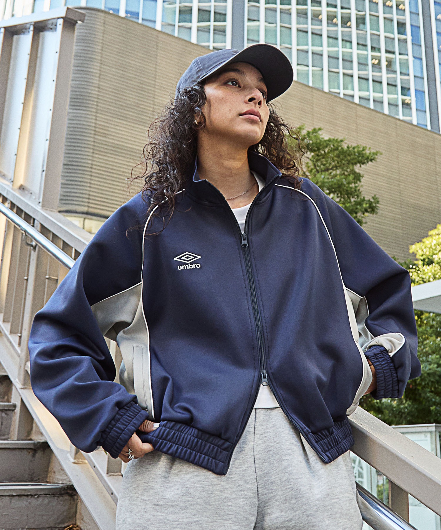 UMBRO/アンブロ 別注 ワンポイントロゴ刺繍 パイピング ラグラン