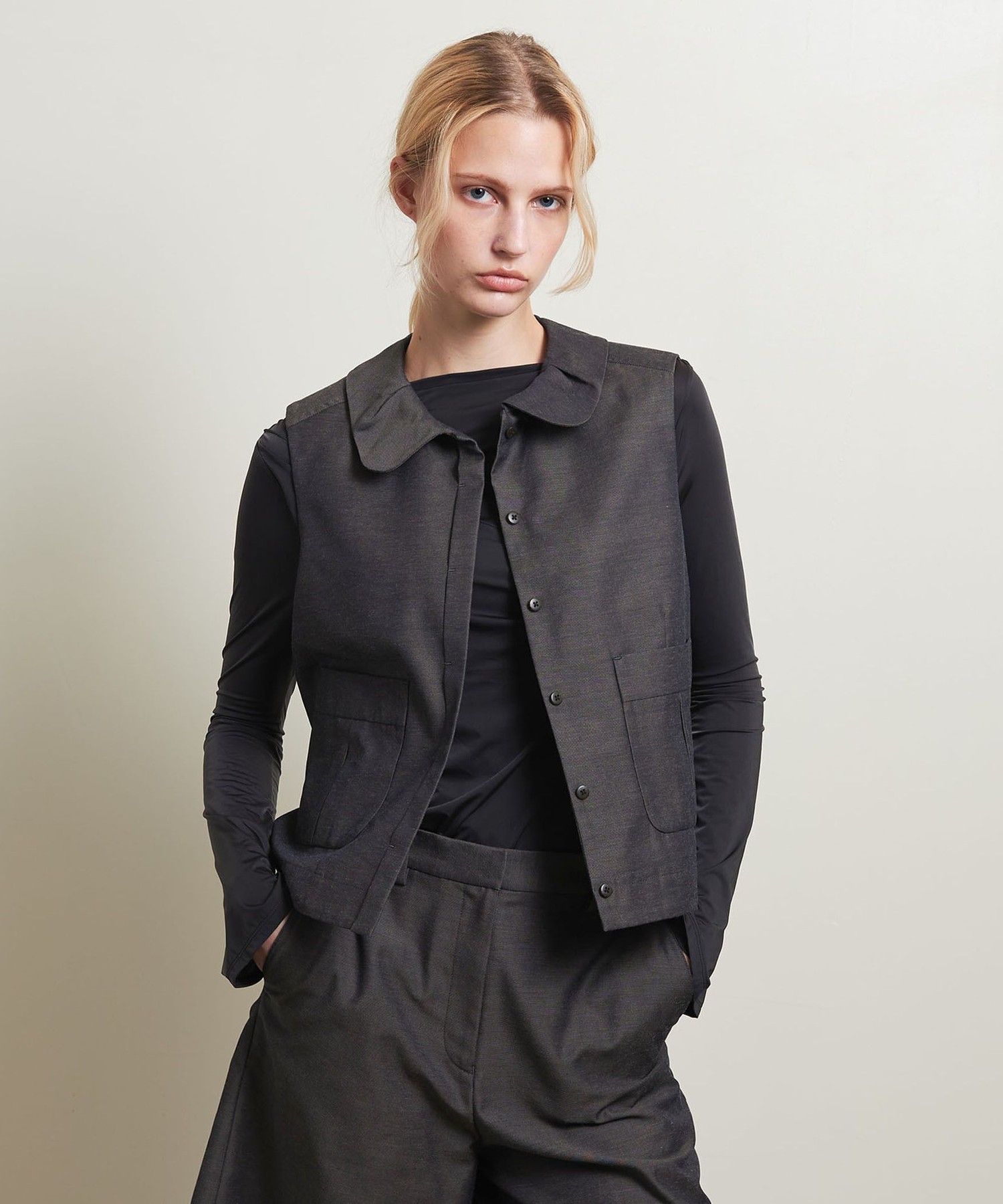 ＜ATTISESSION＞シャンブレー ラウンドカラー ノースリーブ