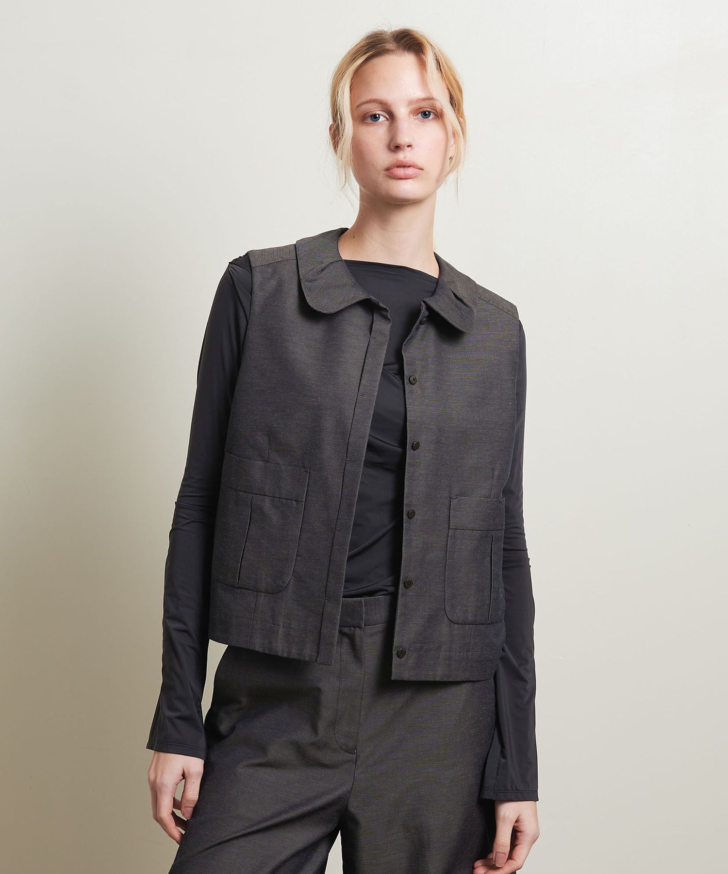 ＜ATTISESSION＞シャンブレー ラウンドカラー ノースリーブ