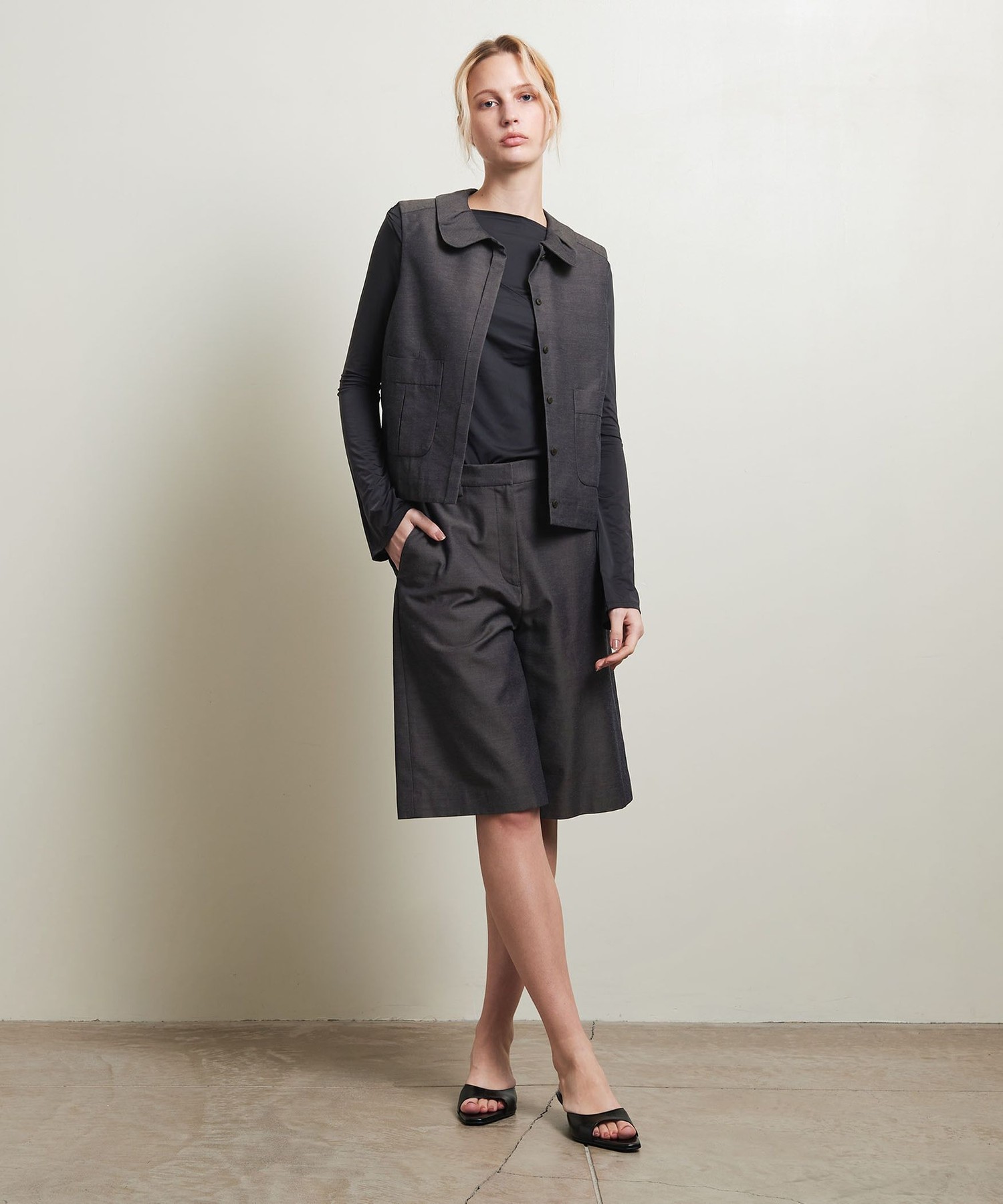 ＜ATTISESSION＞シャンブレー ラウンドカラー ノースリーブ