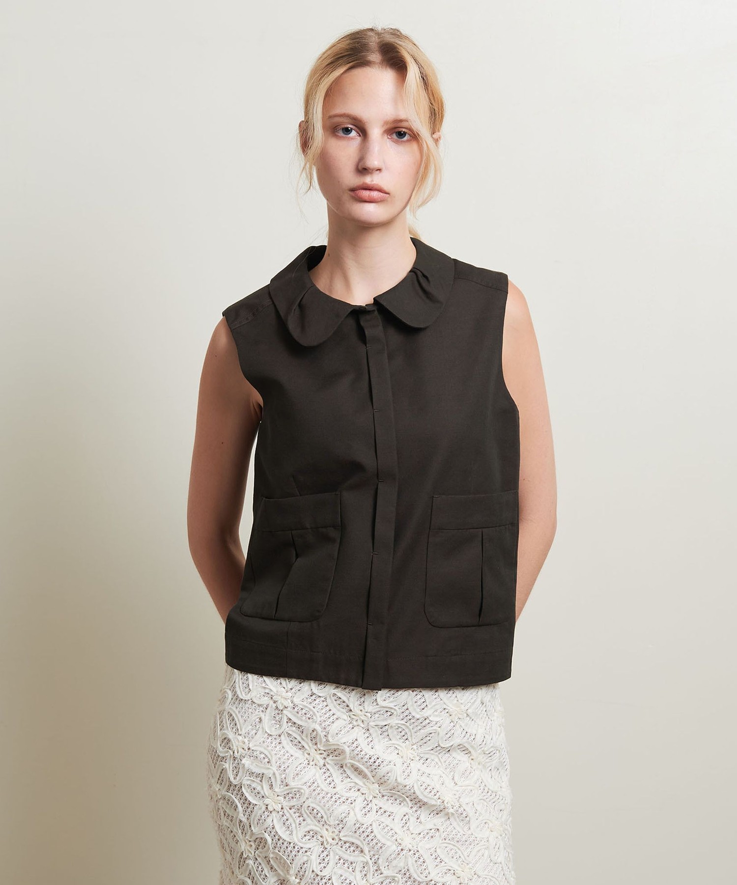 ＜ATTISESSION＞シャンブレー ラウンドカラー ノースリーブ