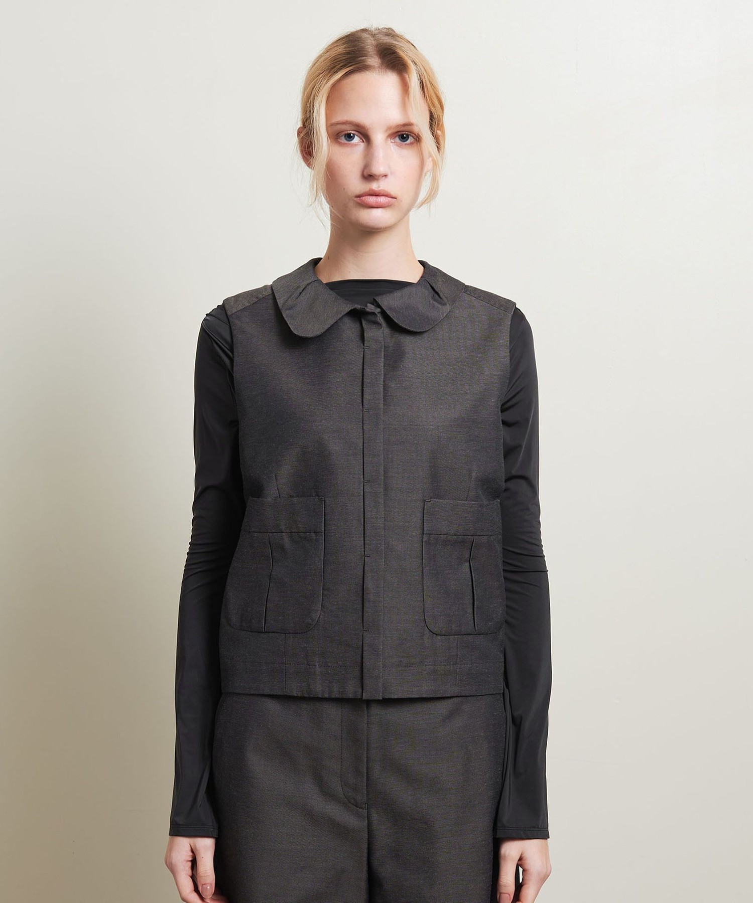 ＜ATTISESSION＞シャンブレー ラウンドカラー ノースリーブ