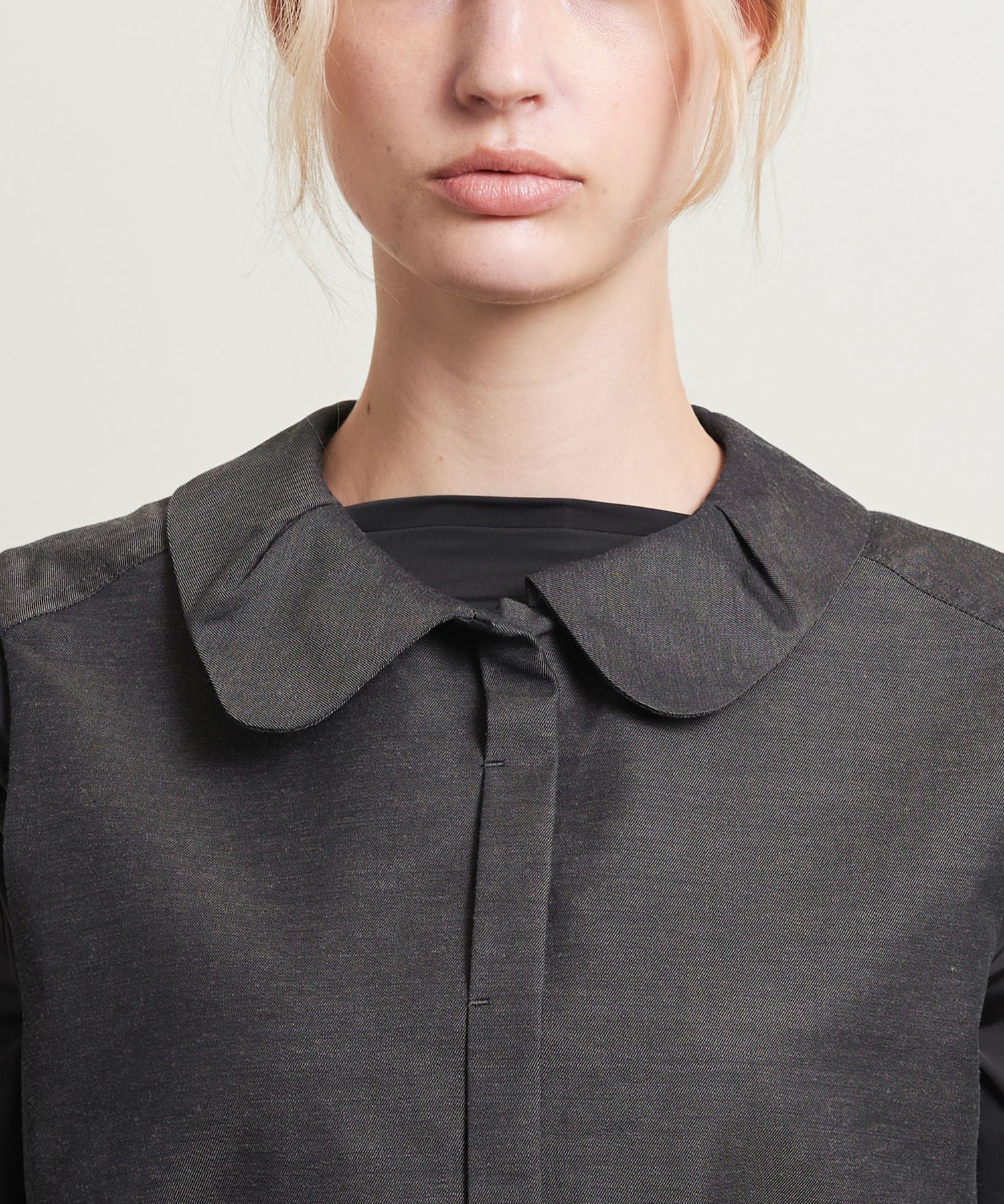 ＜ATTISESSION＞シャンブレー ラウンドカラー ノースリーブ