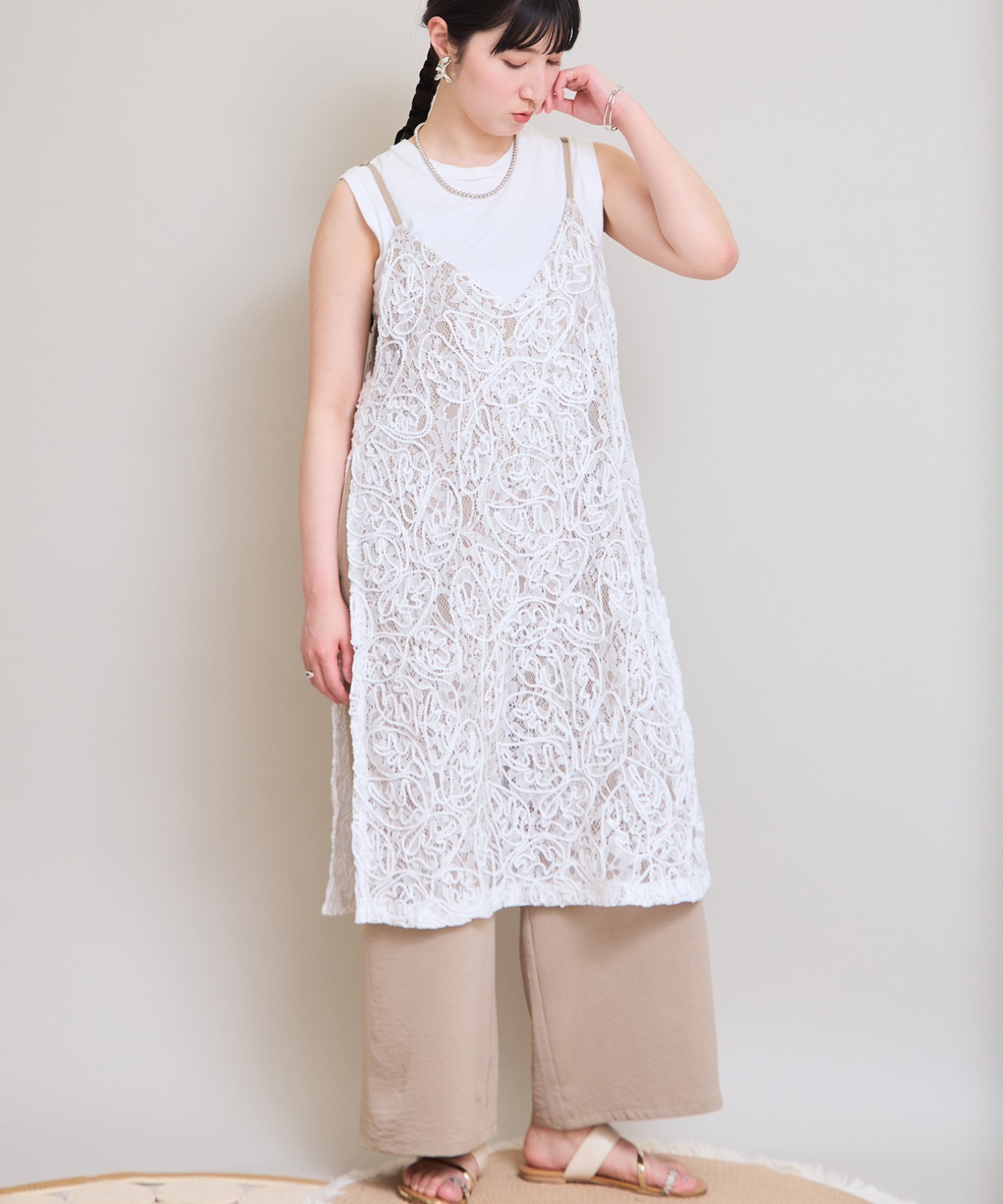LHELBIE コードレースレイヤードサロペット　オフホワイト×ベージュ コードレースレイヤードサロペット LHELBIE│Eimee Law & LHELBIE 公式
