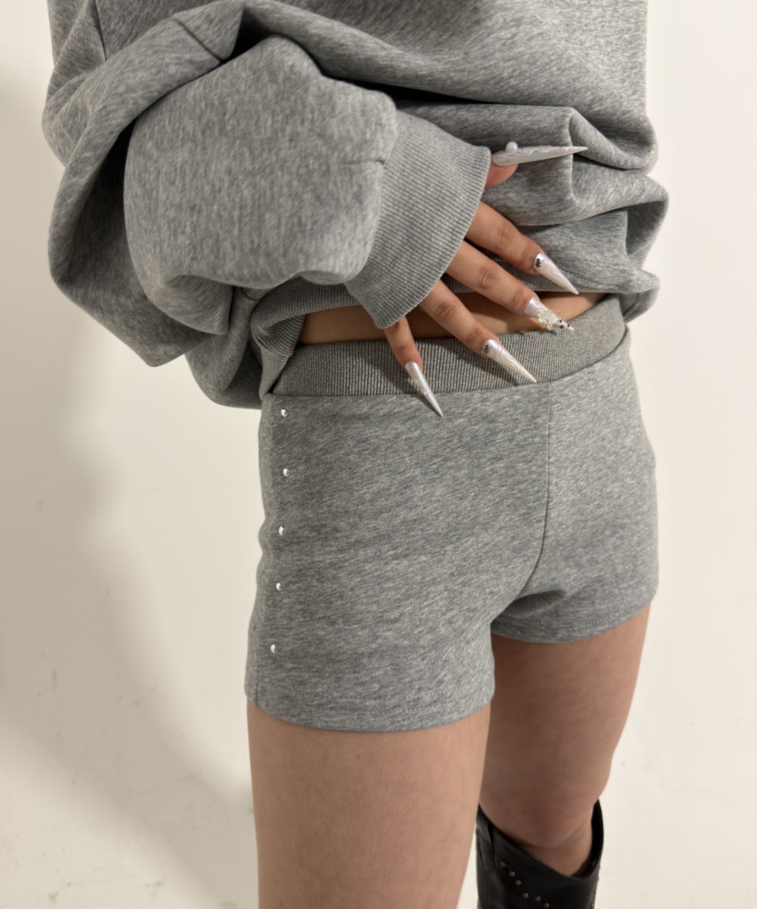 A'GEM/9 × .kom 『.KOM/ドットケーオーエム』 サイドスタッズショート