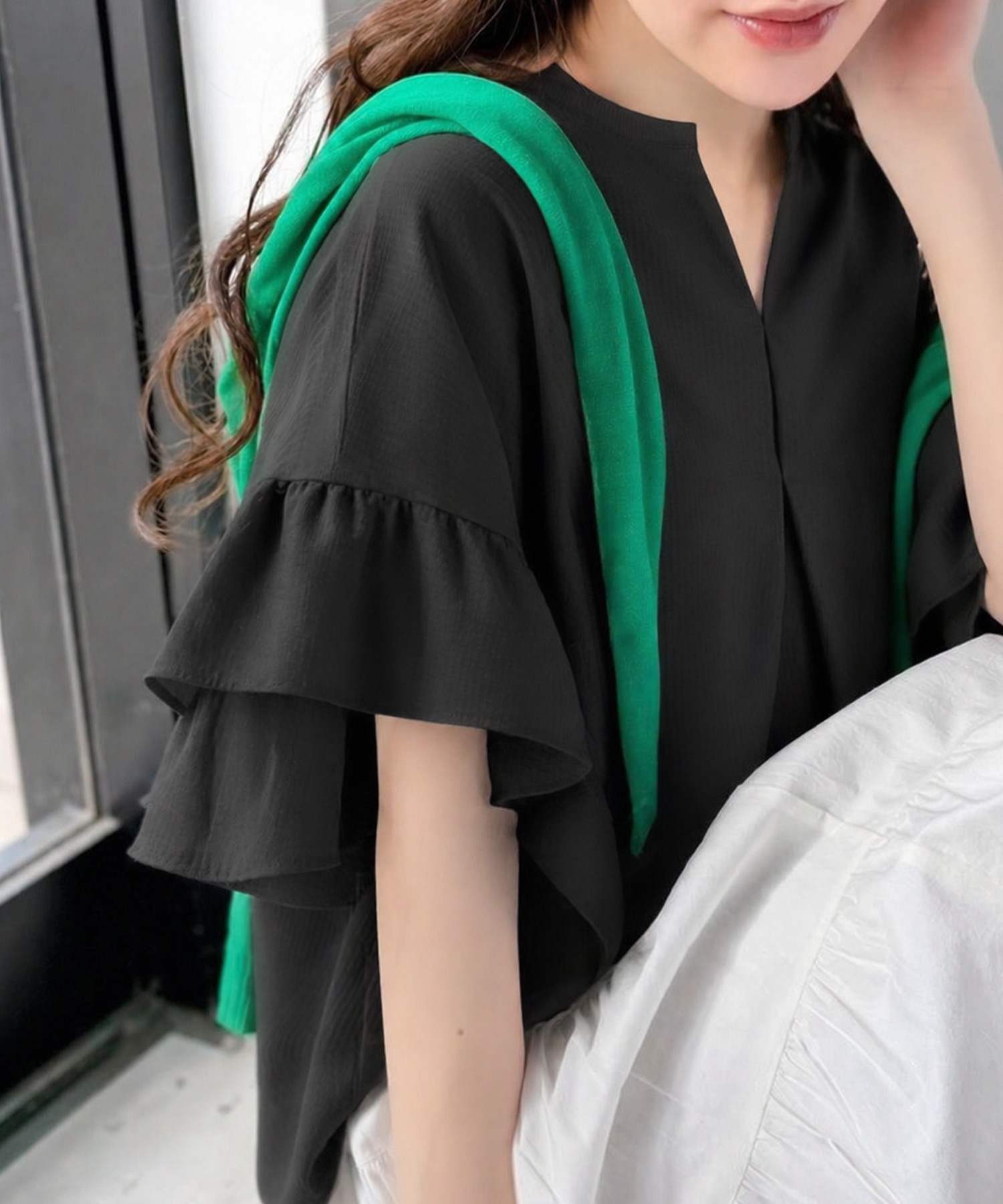 Фирменный V‑neck Skipper frill blouse — V‑образный вырез, блуза без лишней сладости