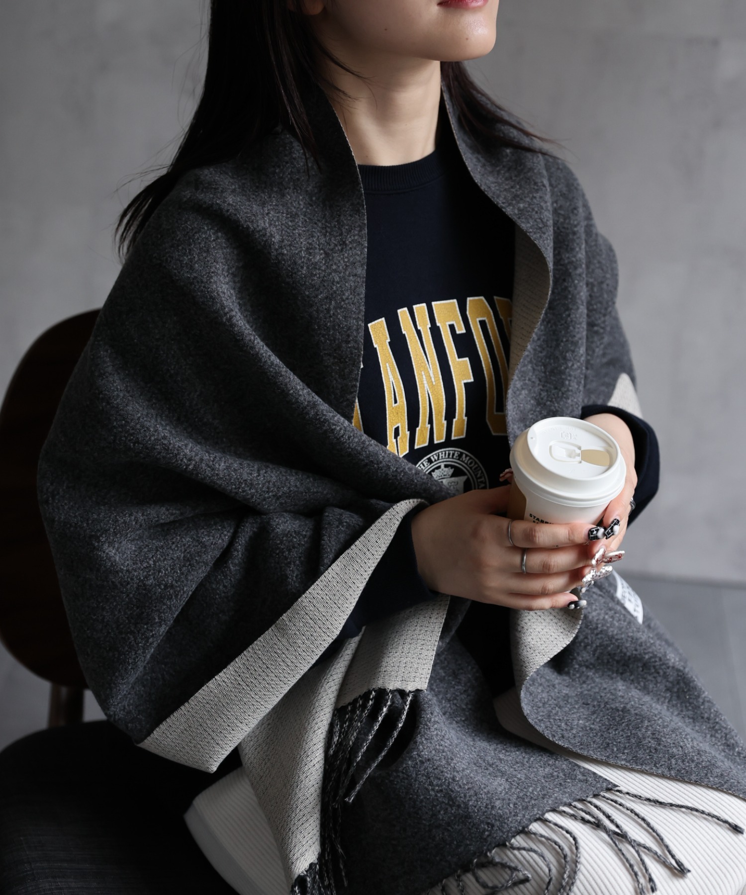 チャコールグレー