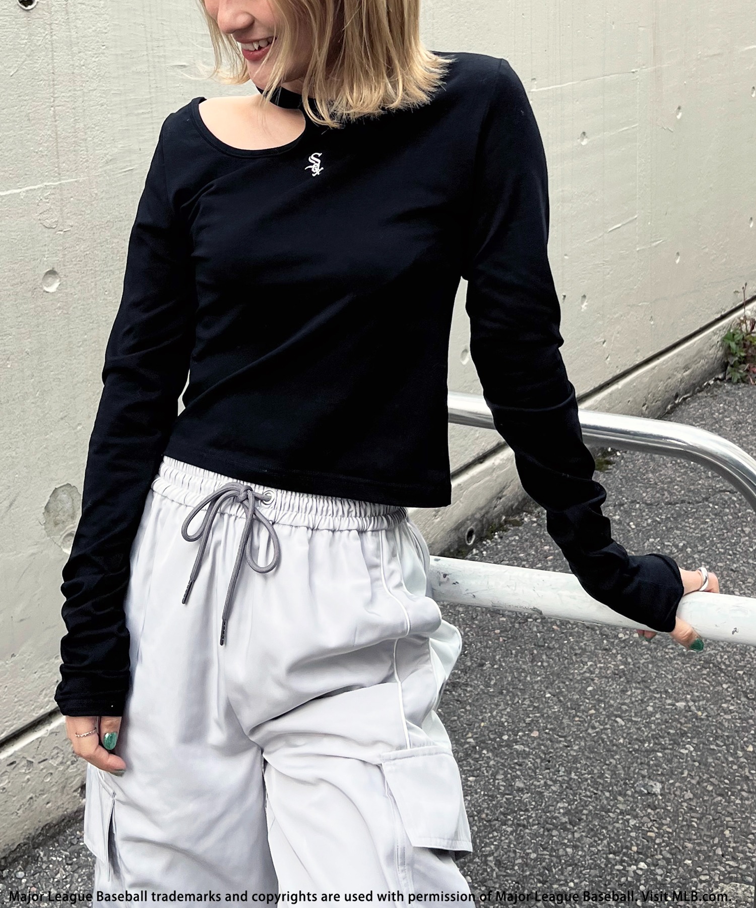 トップス Me MLB】アシメショルダーカットアウトロゴトップス BACK TO THE