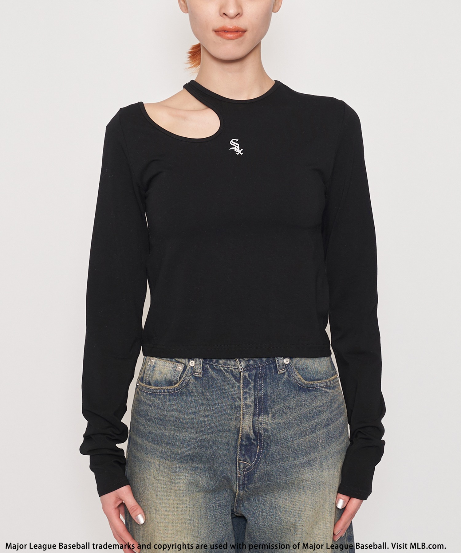トップス *toran MLB】アシメショルダーカットアウトロゴトップス BACK TO THE