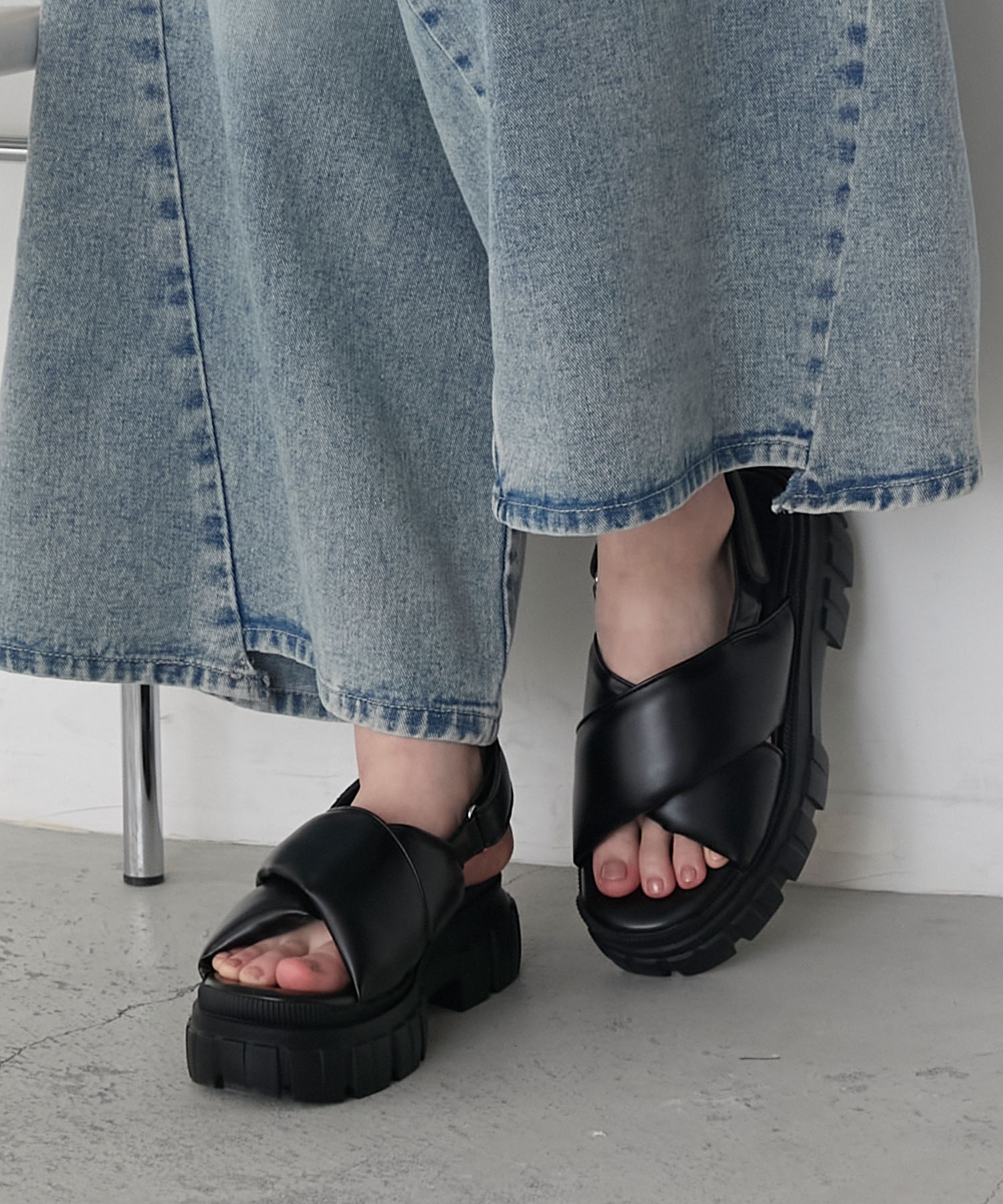 CHIARA FERRAGNI サンダル ベルト プラットフォーム フラット ダブルストラップ フラットフォームサンダル - Black | CHARLES