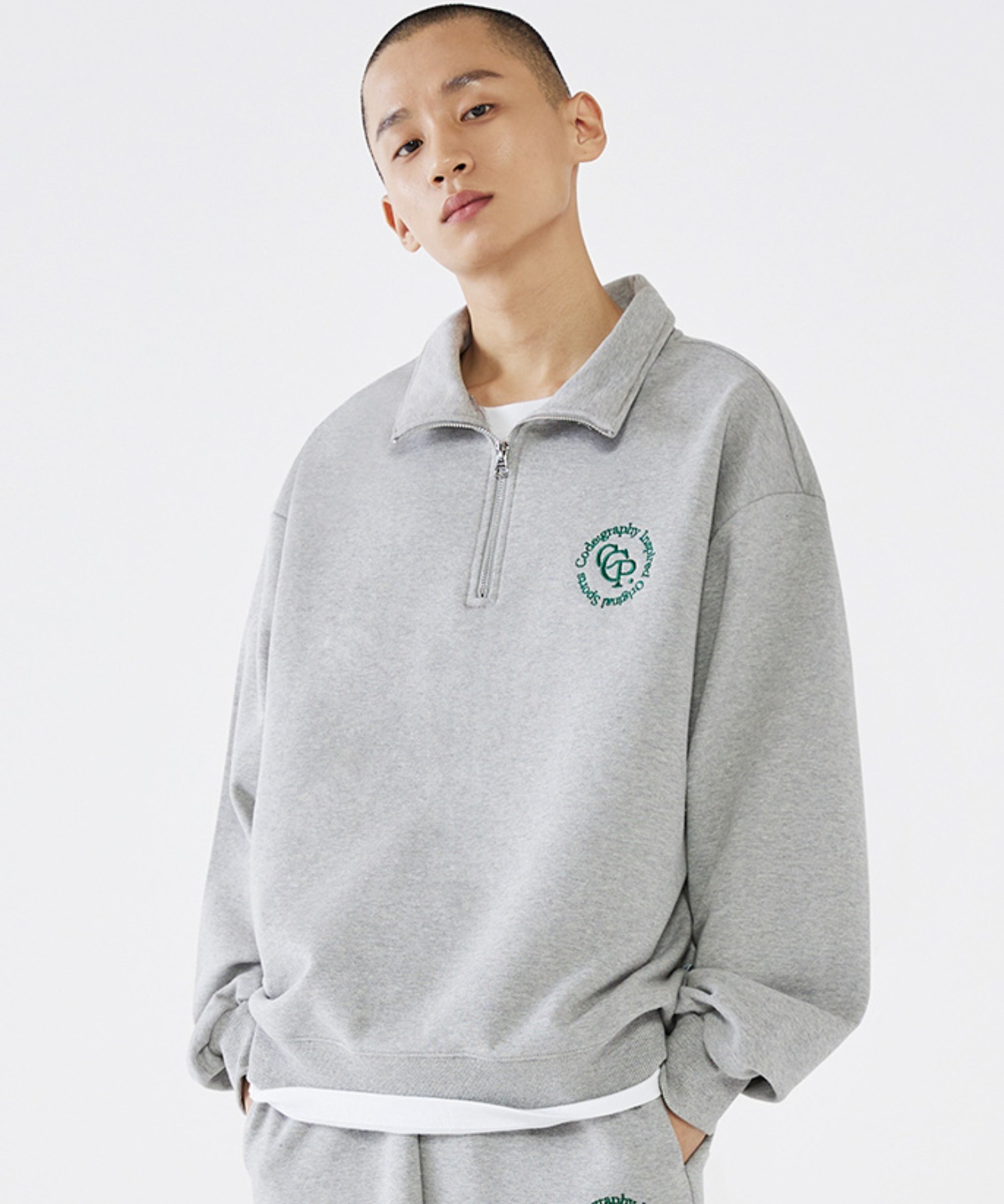 A'GEM/9 × .kom『Code:graphy/コードグラフィー』CIRCLE LOGO HALF ZIP