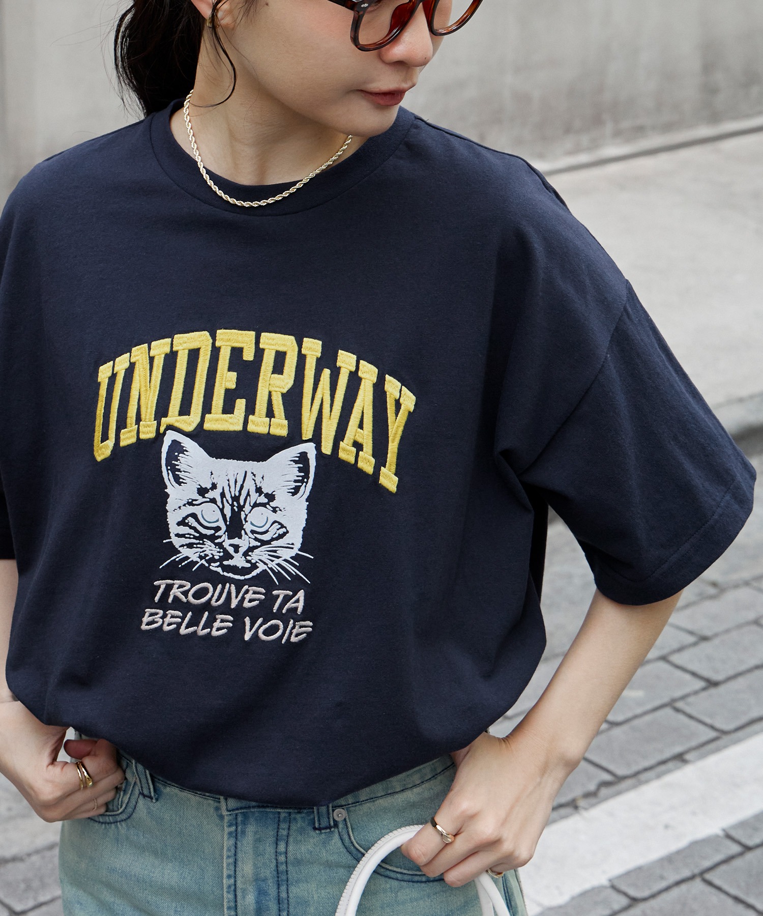 カレッジロゴ刺繍 サイドスリット オーバーサイズ 半袖Tシャツ MONO 