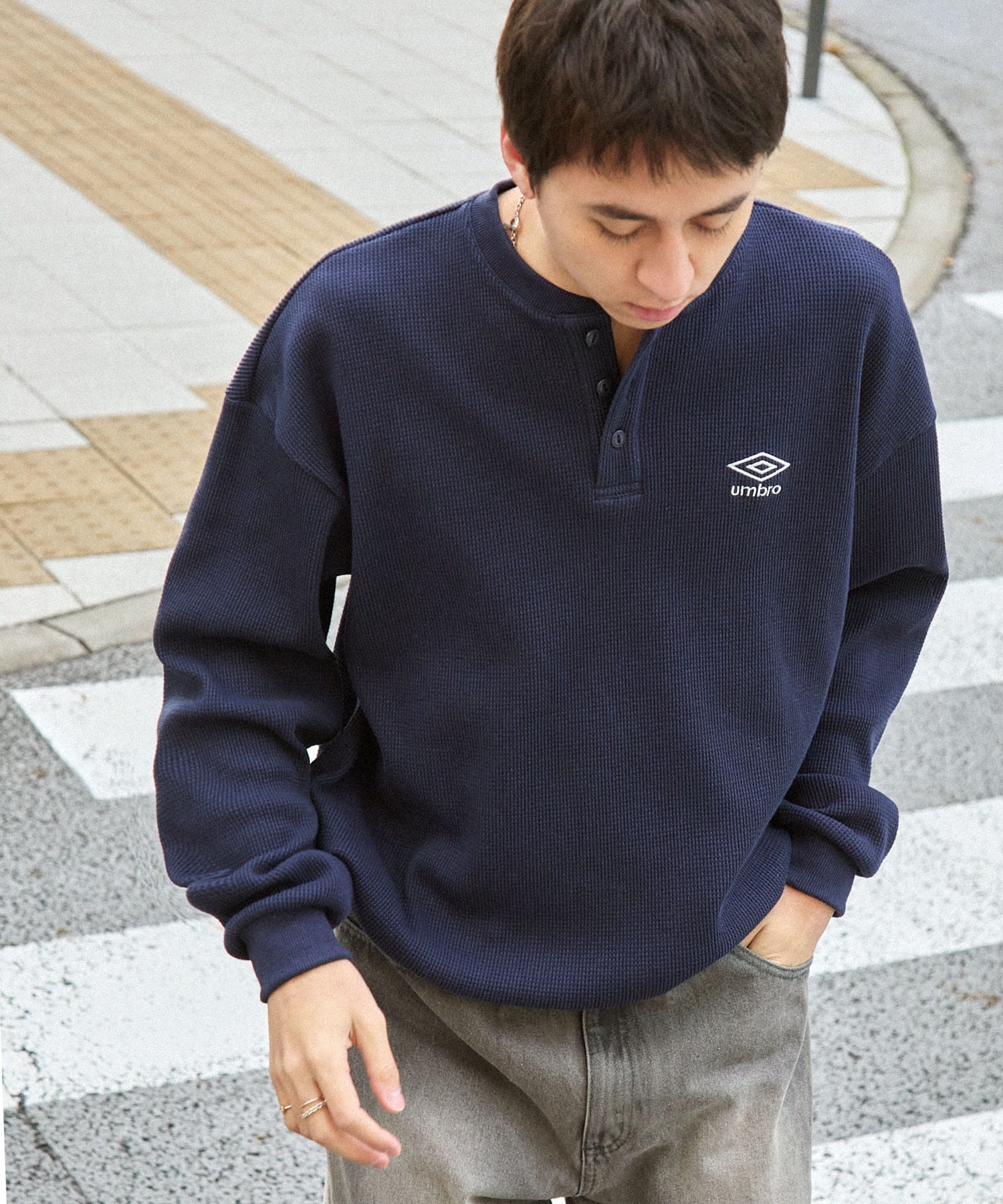 UMBRO/アンブロ 別注 ワンポイントロゴ刺繍 ドロスト ヘンリーネック