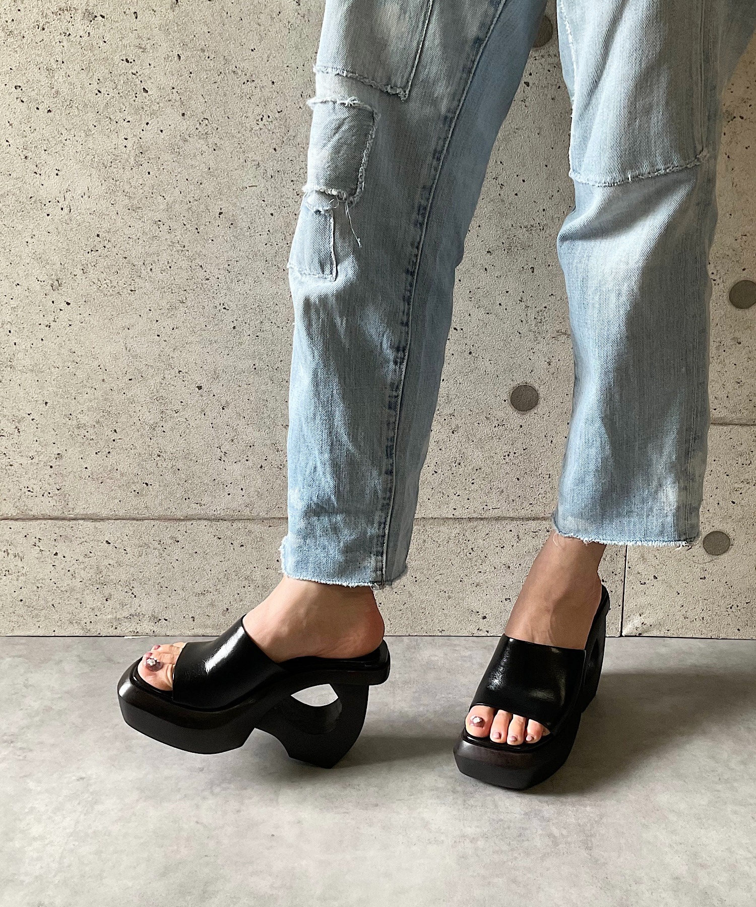 ジェフリーキャンベル　スタッズサンダル（デニム）大きいサイズ スタッズフラットサンダル Jeffrey Campbell│Jeffrey Campbell