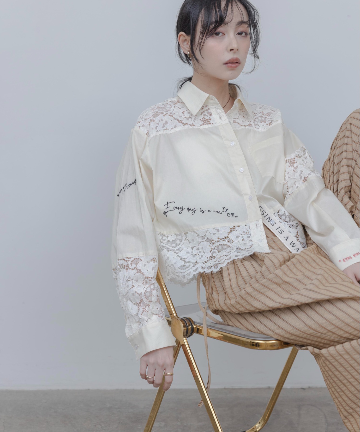 レース刺繍テキストエンブロシャツ Eimee Law│Eimee Law & LHELBIE