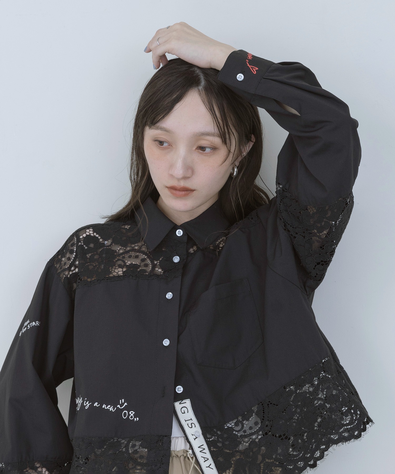 レース刺繍テキストエンブロシャツ Eimee Law│Eimee Law & LHELBIE