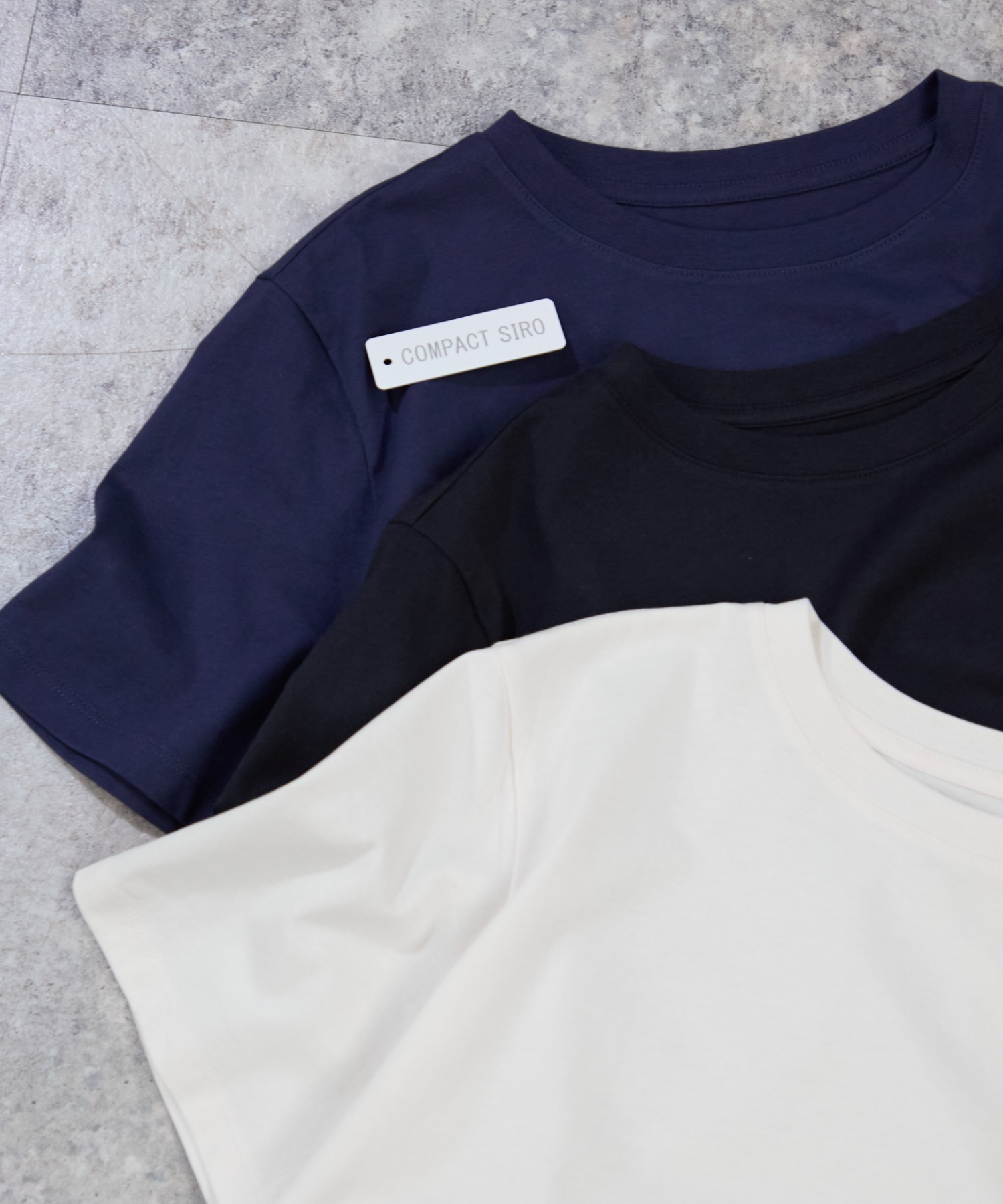 精紡機で2本の短繊維粗糸を組み合わせて紡績した糸を用いて作られたTシャツです。