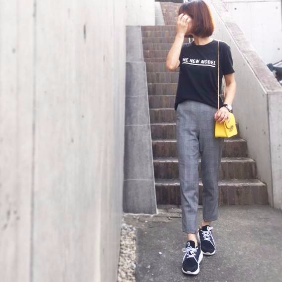 モダンファッションスタイル エレガントチェックパンツ スニーカー コーデ レディース
