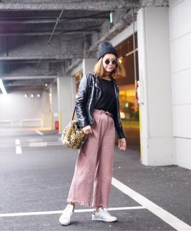 綺麗なピンク ズボン コーデ 冬 人気のファッションスタイル
