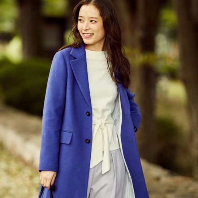 凛としたブルーのコートで大人っぽく 冬にぴったりな透明感のある着こなし9選 Zozotown