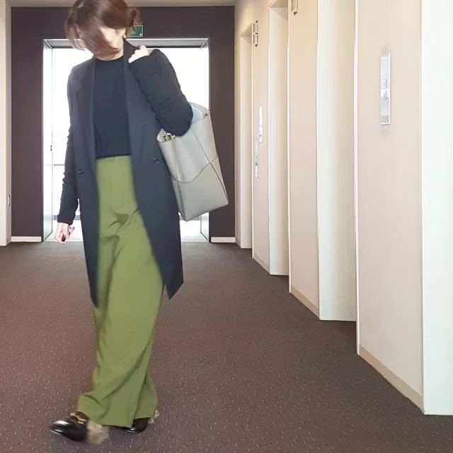 明るいカーキ色をシックに着こなそう。大人っぽくておしゃれな冬コーデ 