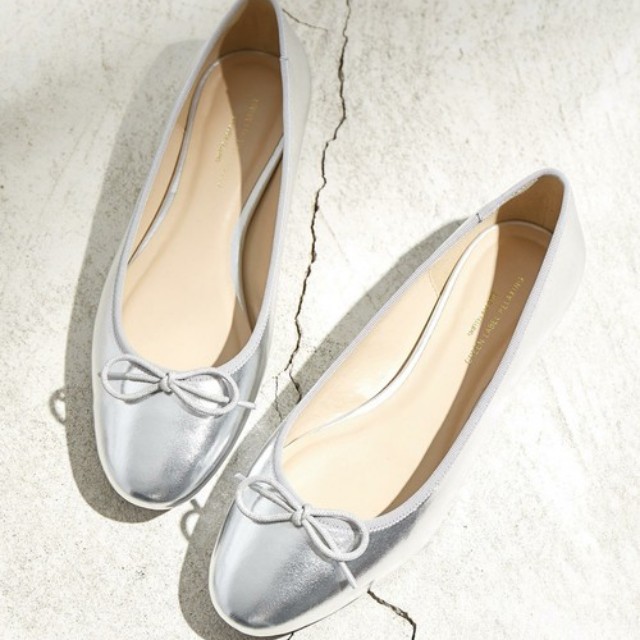 足元に春を呼び込もう シルバーバレエシューズでつくる 心弾むシャイニーな抜け感コーデ Zozotown
