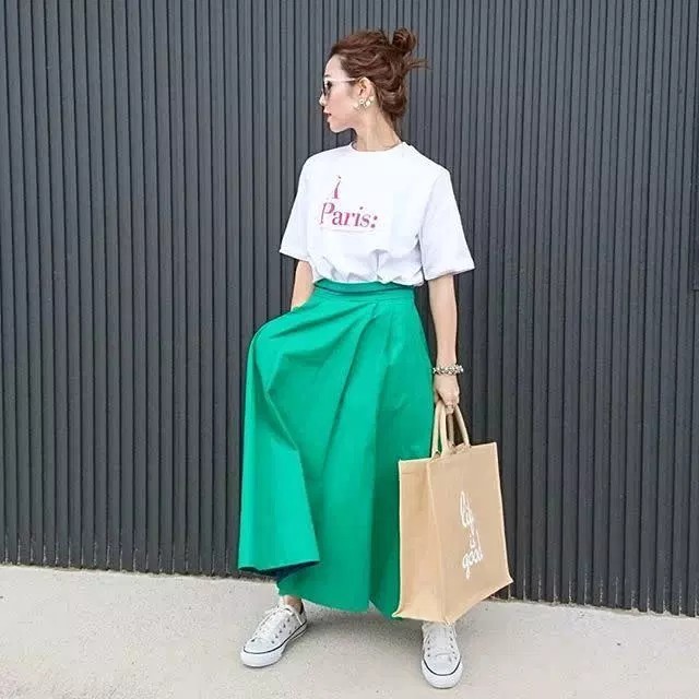 夏はシンプルが一番 Tシャツ1枚でおしゃれなコーデを作るには